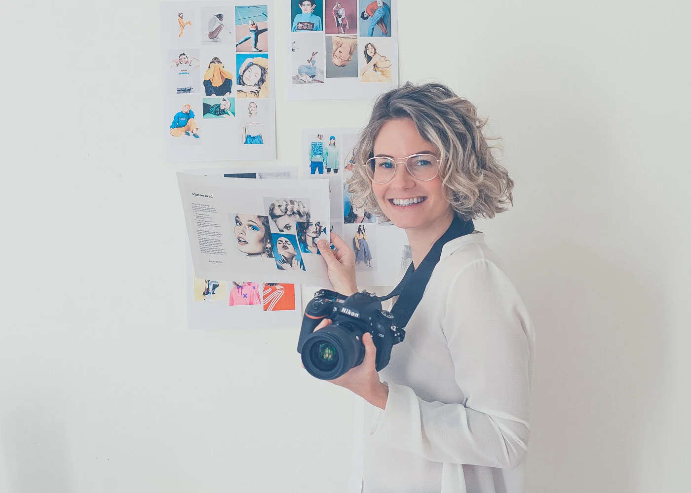 Julia von Hey Poly mit Kamera und Moodboard zur Planung eines professionellen Fotoshootings