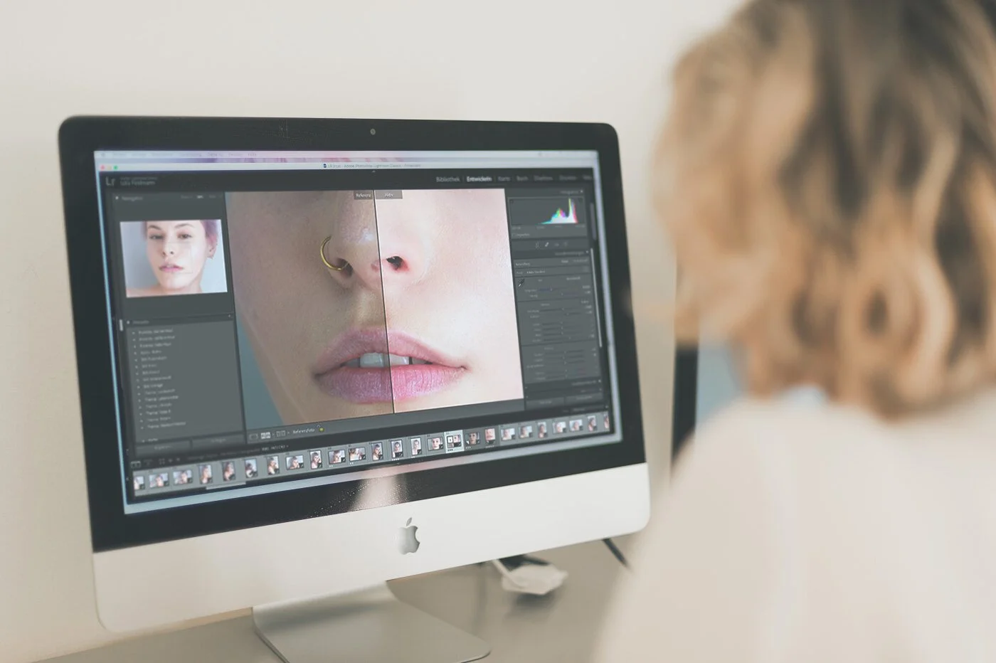 Portrait von Portrait Fotografin Julia Feldmann von Hey Poly an ihrem Schreibtisch im Photoart Studio