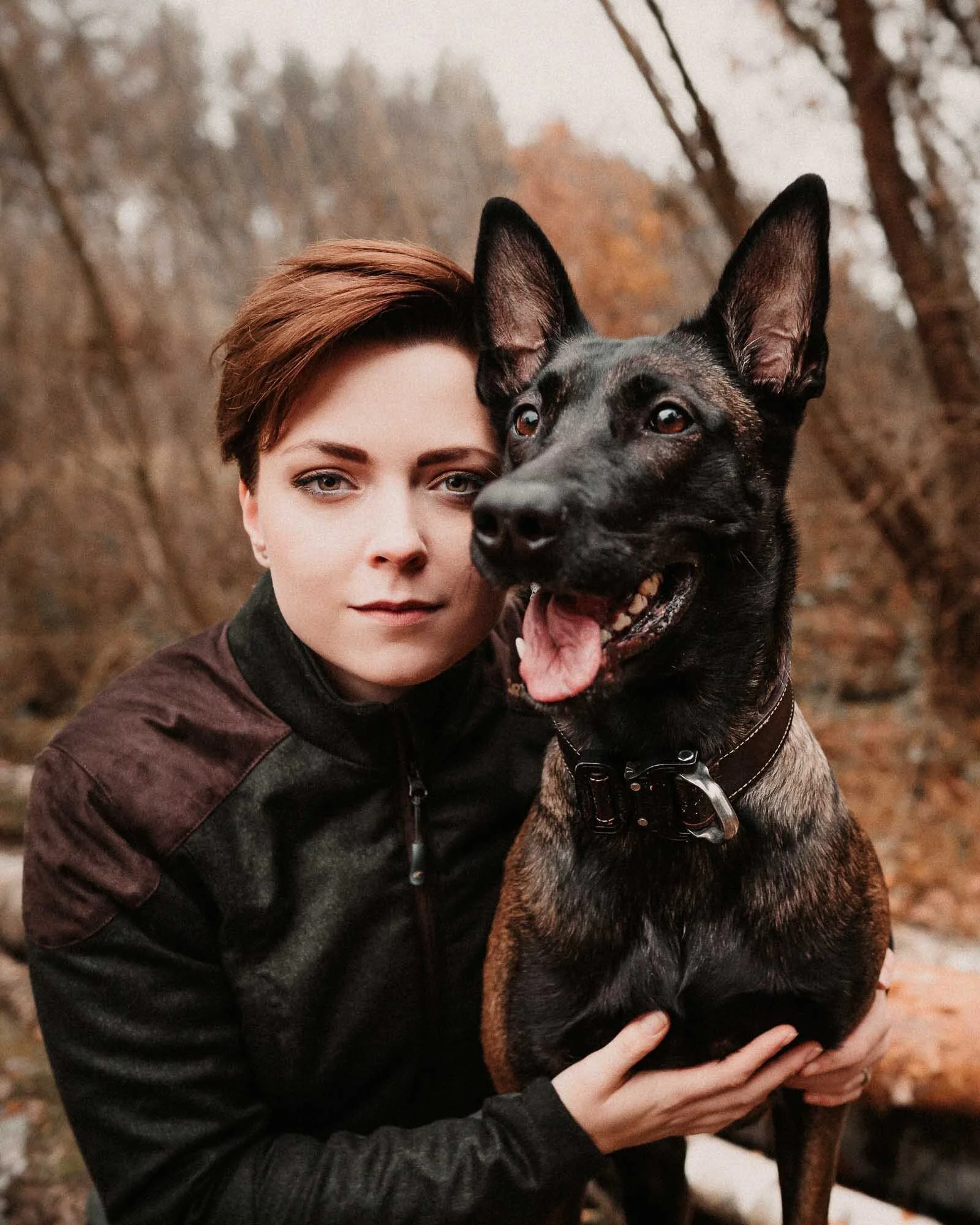 Outdoor-Portrait einer jungen Frau mit ihrem Hund im Herbst im Wald, bearbeitet mit dem Hey Poly Lightroom Preset Autumn