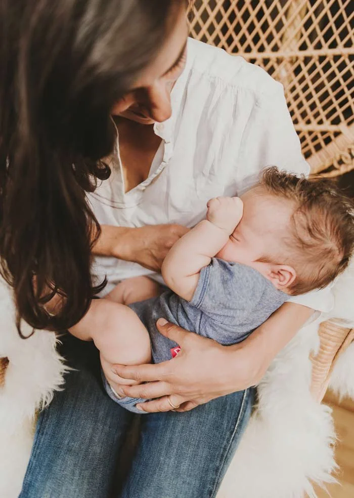 Waches Baby bei einem Newborn Shooting zuhause mit natürlicher Babyfotografie