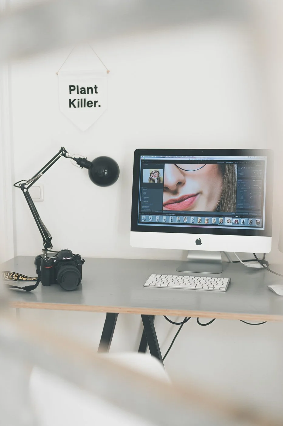 Fotostudio-Arbeitsplatz mit iMac im Hey Poly Photoart Studio in Nürnberg