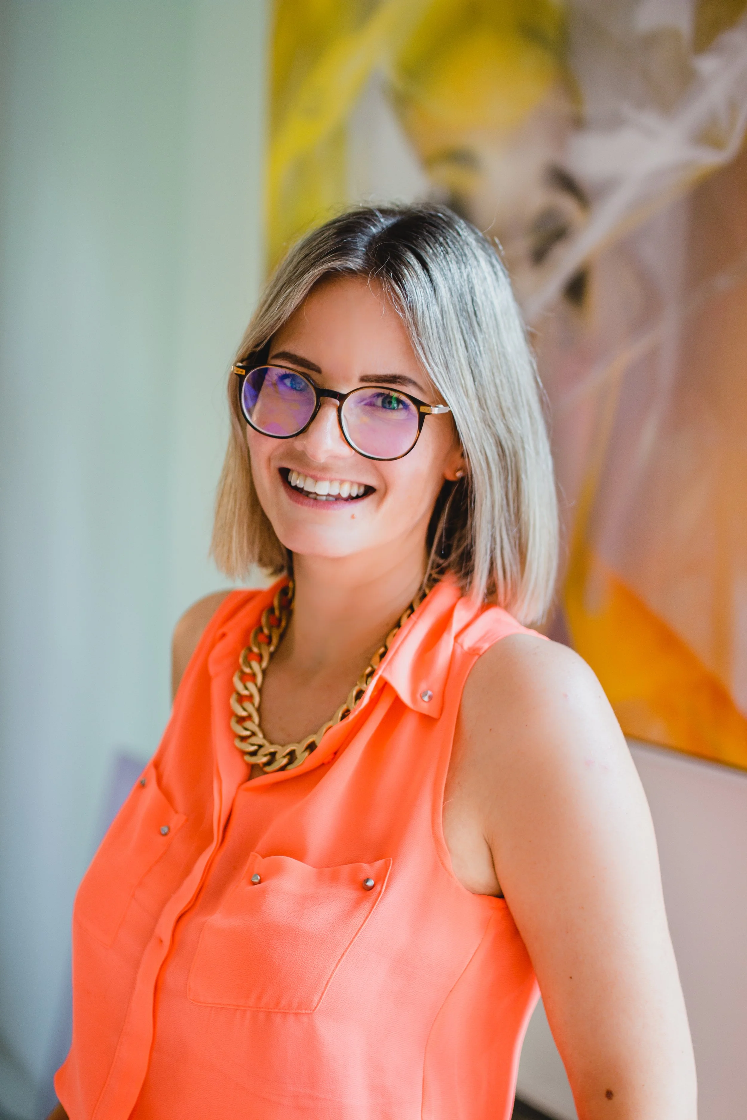 Portrait von Julia Feldmann von Hey Poly Photoart Studio während ihrer Ausstellung in Nürnberg