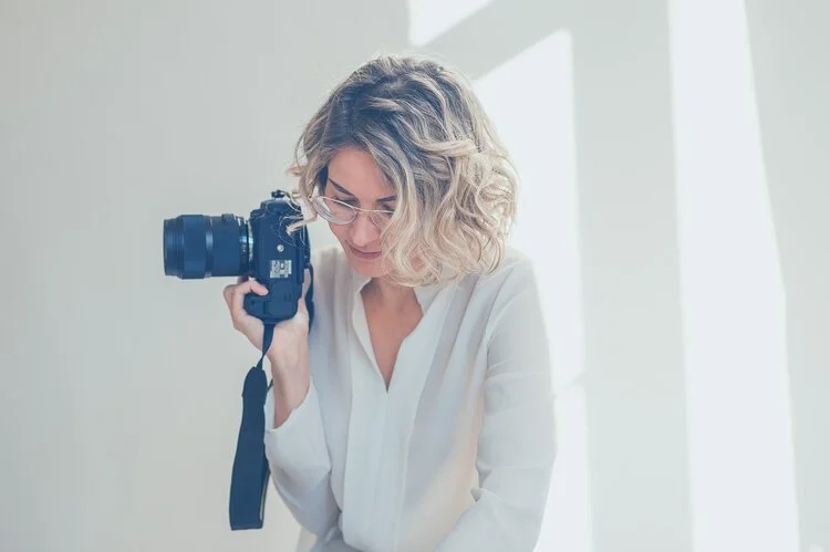 Portrait von Julia Feldmann von Hey Poly Photoart Studio, bearbeitet mit dem Hey Poly Preset Jade