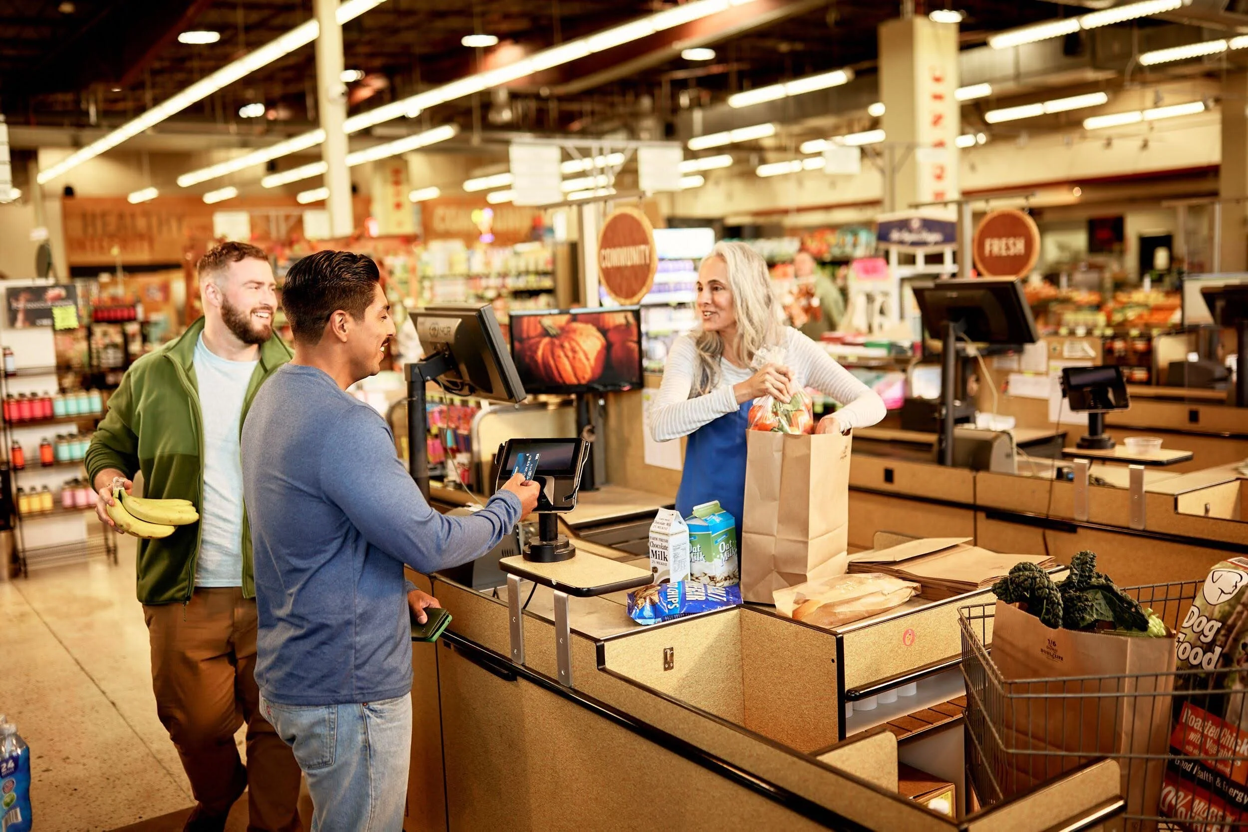 02-15-23-Chase-Shot05-PayingGroceries-2117.jpg
