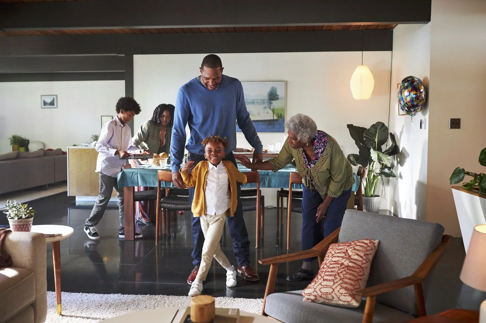 07-28-19-Day05-FamilyRoom-Device-Hero-Catalina-Landscape-S9902.webp