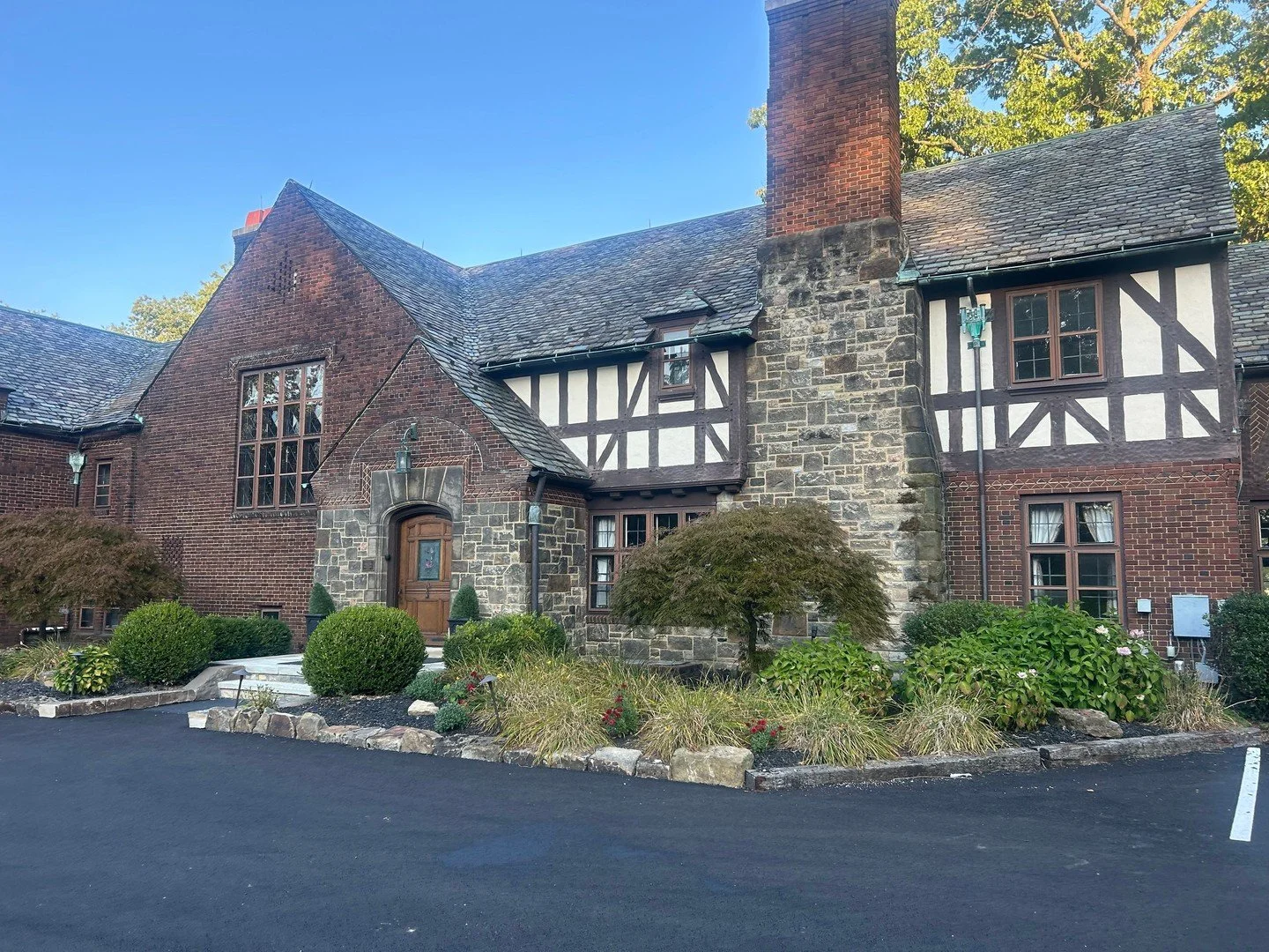 This might just be one of our new favorite venues. The Tudor House at Mason's Cove offers everything needed to make your event truly memorable. With their stunning ceremony sites (yes, there are several) and spacious outdoor tent, you and your guests