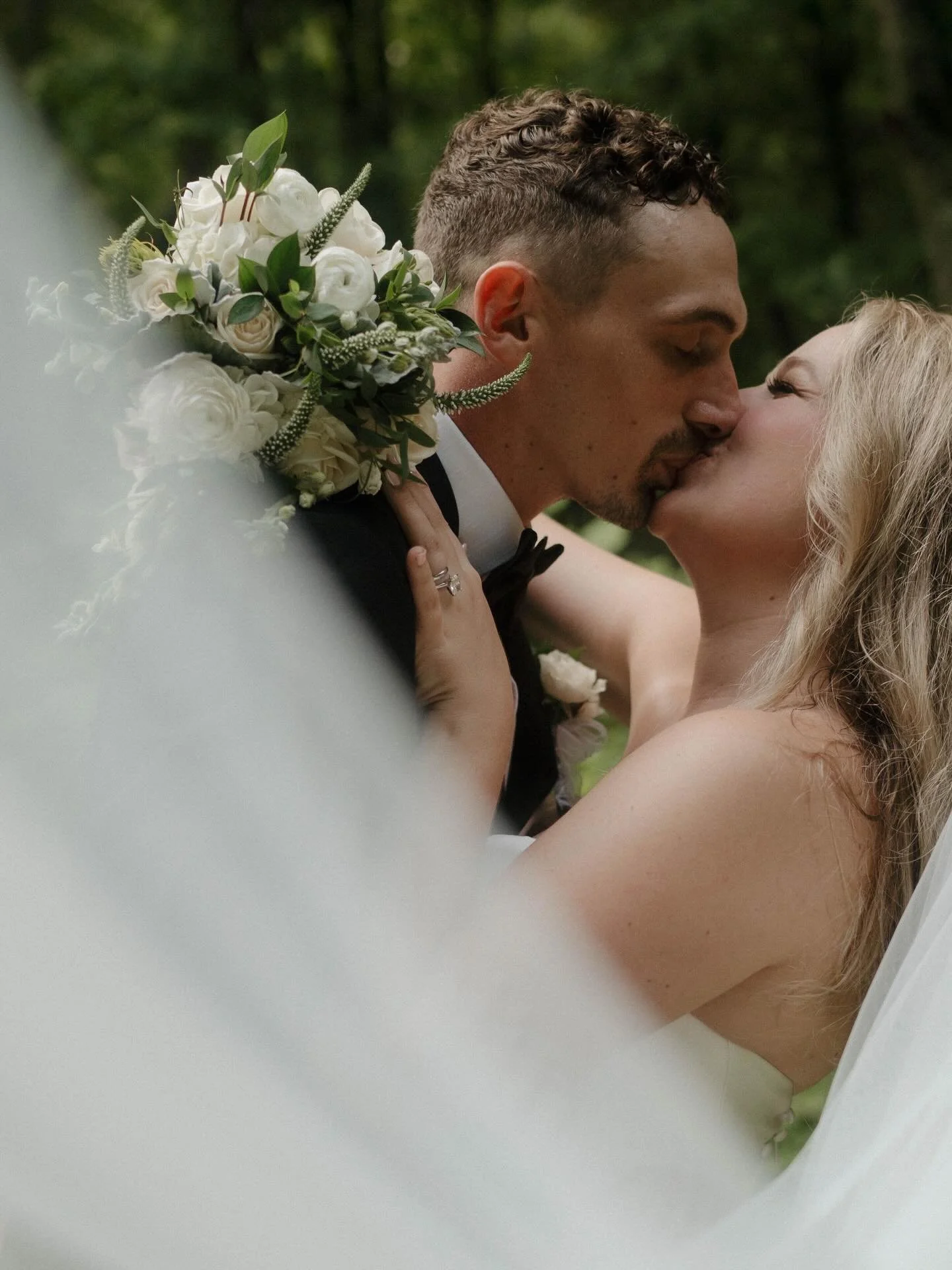 AMANDA + BRIAN 🤍 

🏟️ : Shady Hollow Lodge |  @summitmetroparks 
📸 : Lillian Taylor Photography | @lilliantaylorphotography 
🍽️ : Dagneses |  @dagnesesatwhitepond 
🍰 : Sugar Shananigans |  @sugar_shananigans 
🎻 : Premier Strings | @premierestri