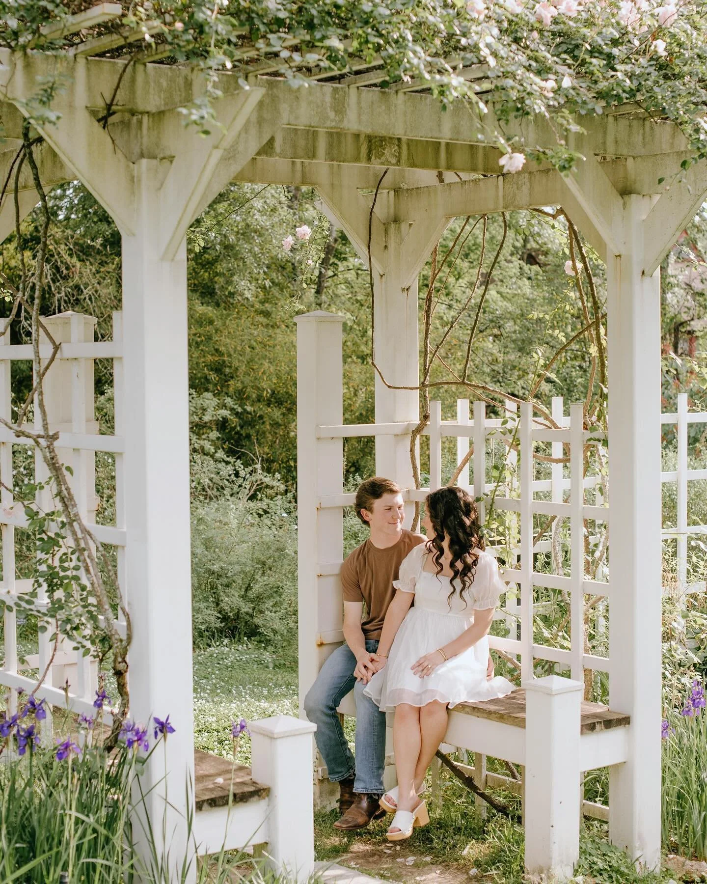 Went back to the secret garden for spring engagement photos with Eliza + Ethan🌸🤍✨