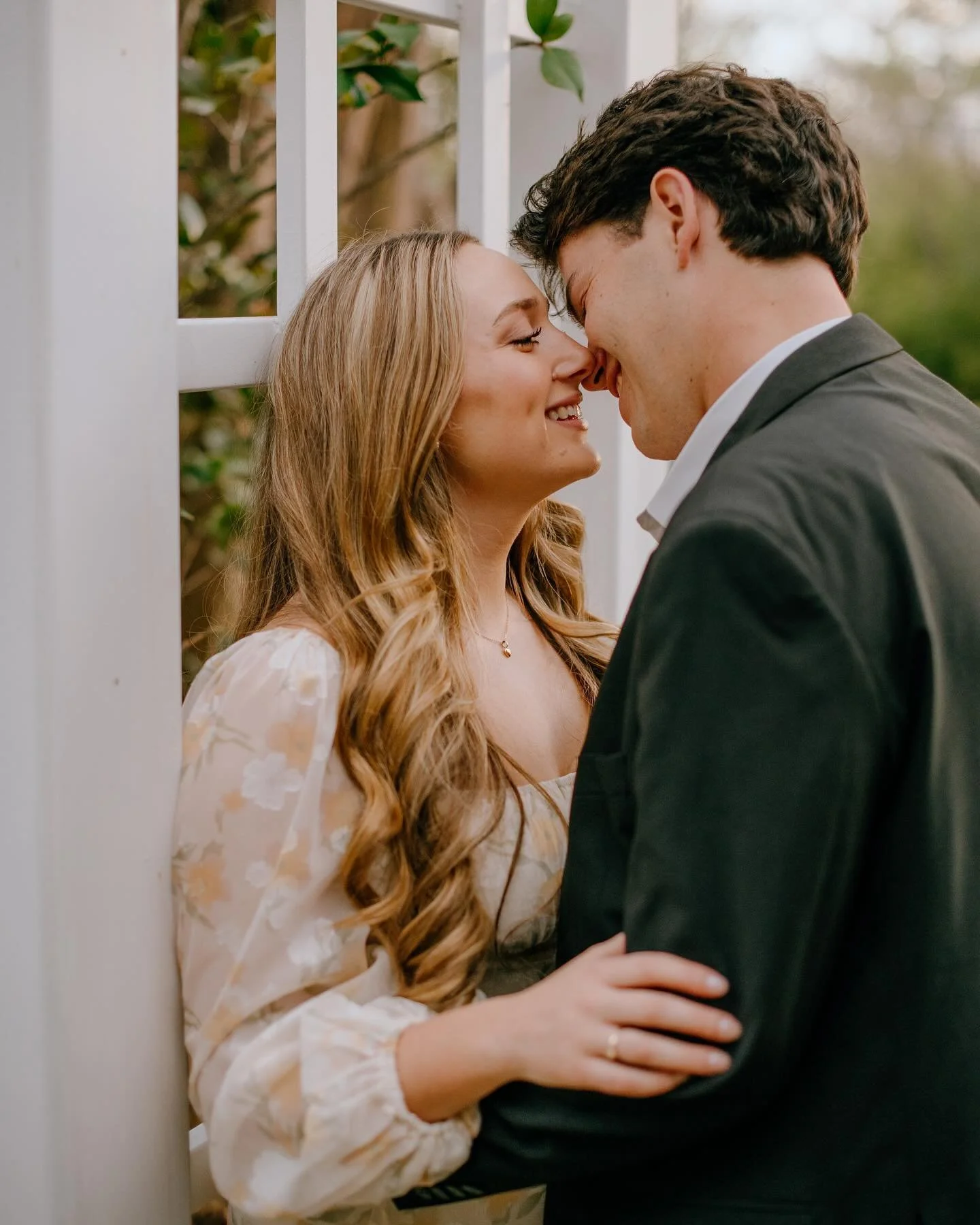 Spring is here and yall aren&rsquo;t even ready for Courtney and Logan&rsquo;s engagement photos! Courtney loves yellow and we stumbled across the most gorgeous yellow flowering tree so we had to take the most photos by it🥹🌼