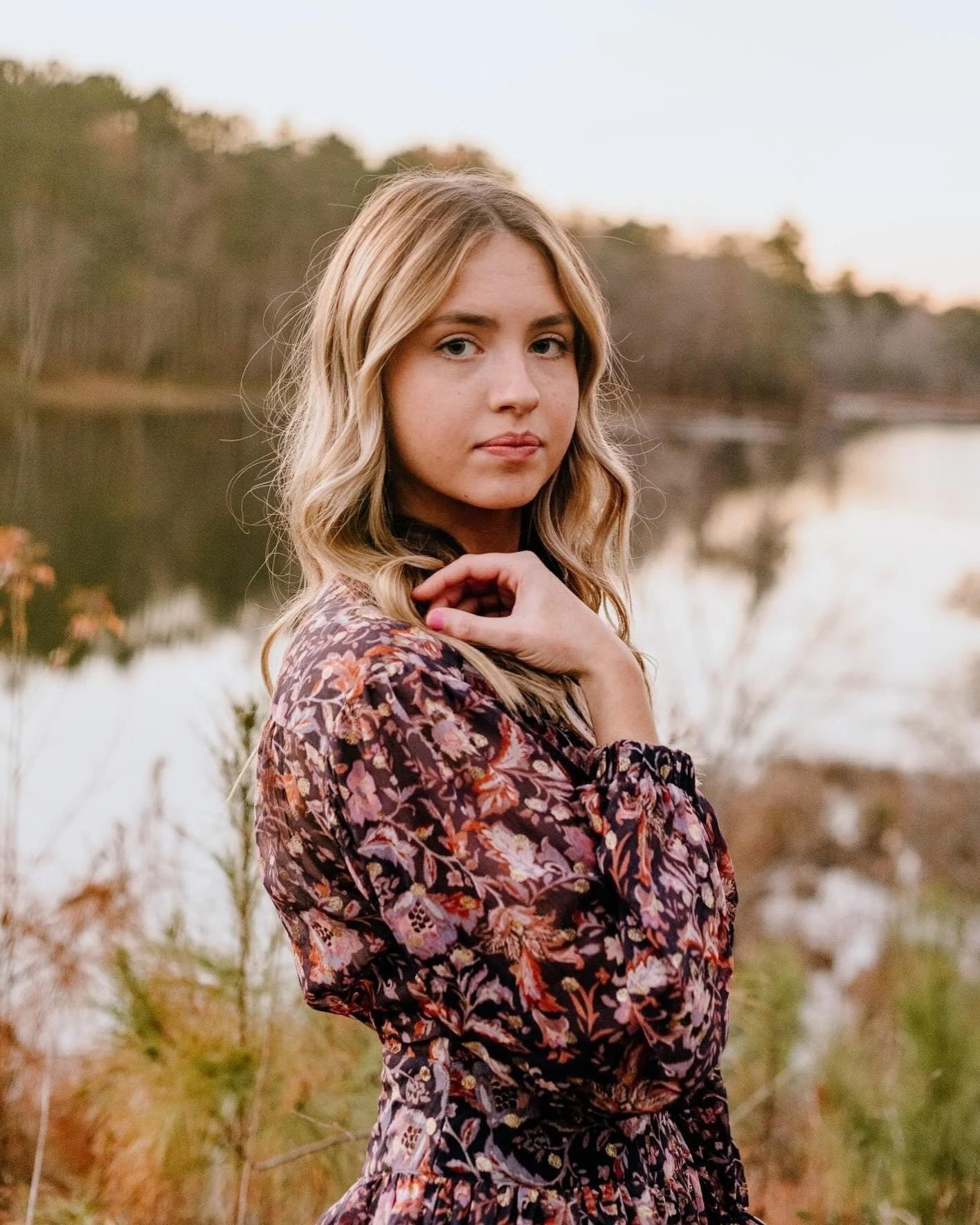 I love senior sessions! Such a fun time being creative and getting to hear all the dreams and plans that come with senior year!! Also how stunning is @emily.harvel?🥹 Can&rsquo;t wait until you&rsquo;re in our neck of the woods at MC!!!