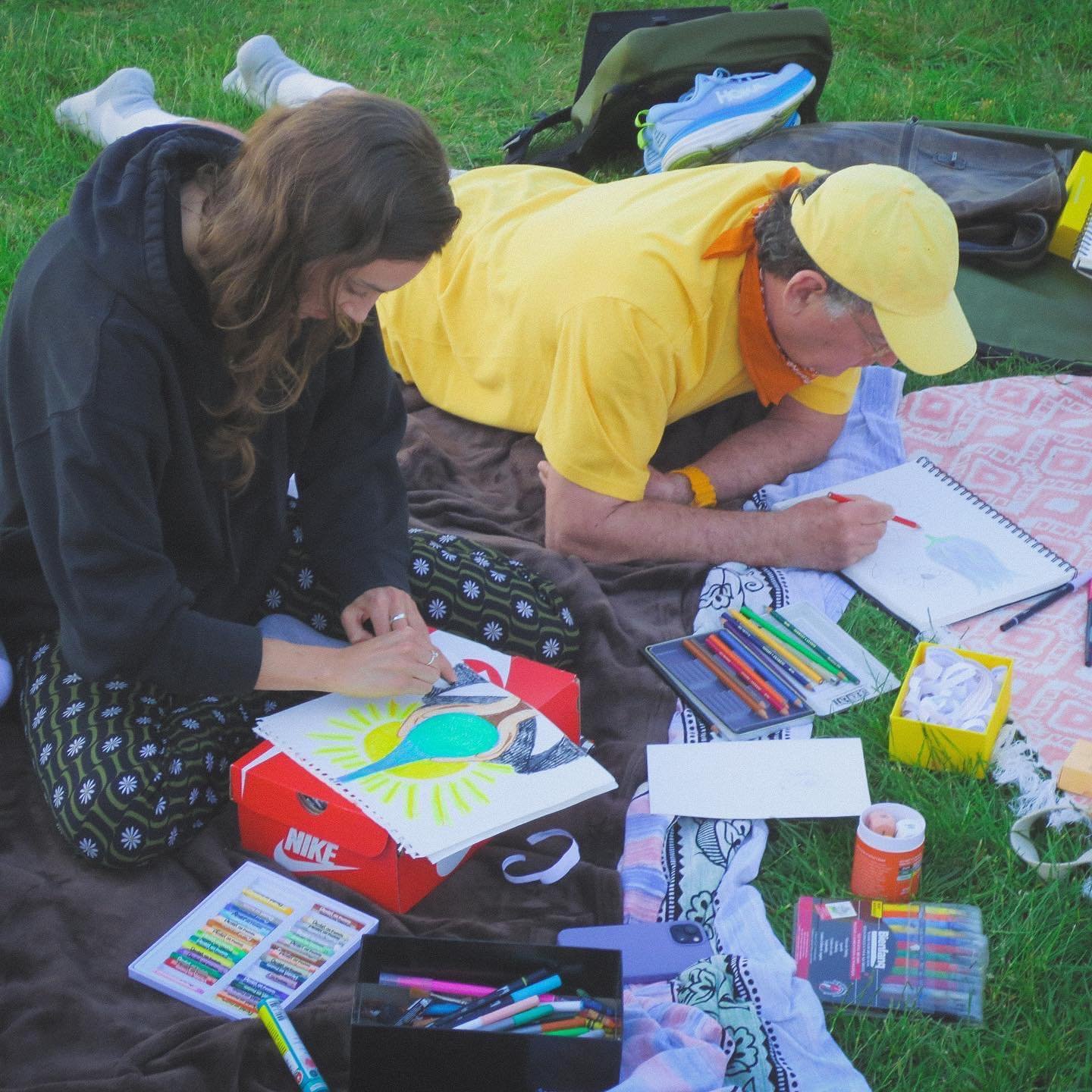 Psychedelic art jam! 💙 All you need is amazing souls, a bunch of pastels, and some paper to let your creativity flow! ✍️

Today, we invited the psychedelic community @the_flyingsage to join us in this artistic adventure. Some of us painted, while ot