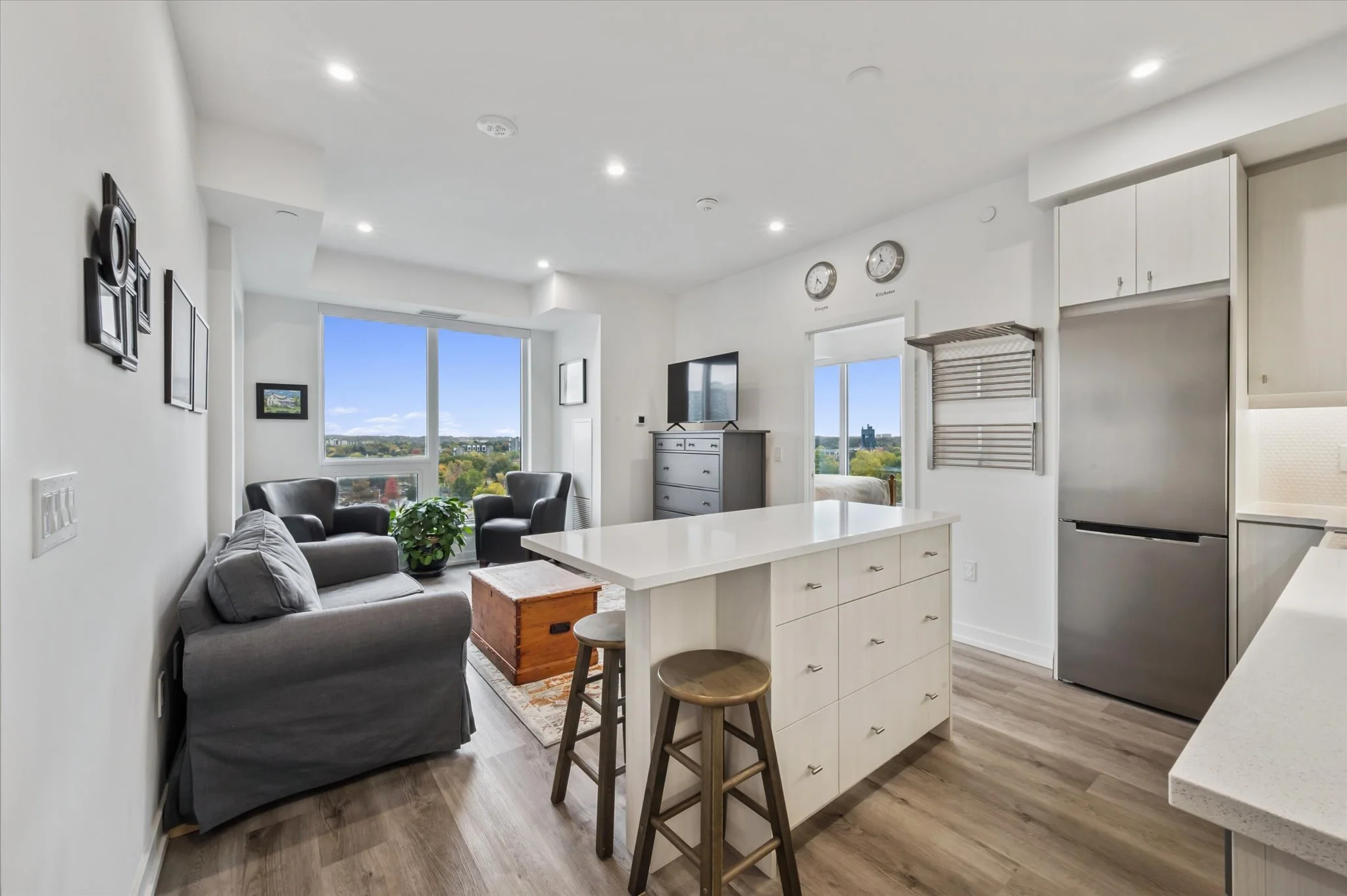 048-Wellington St S #909 004.jpg