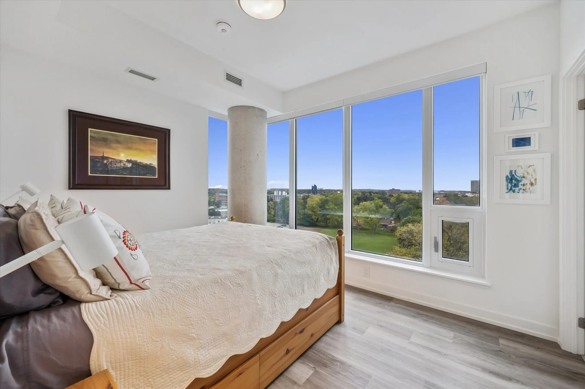 909-15 Wellington St. S.