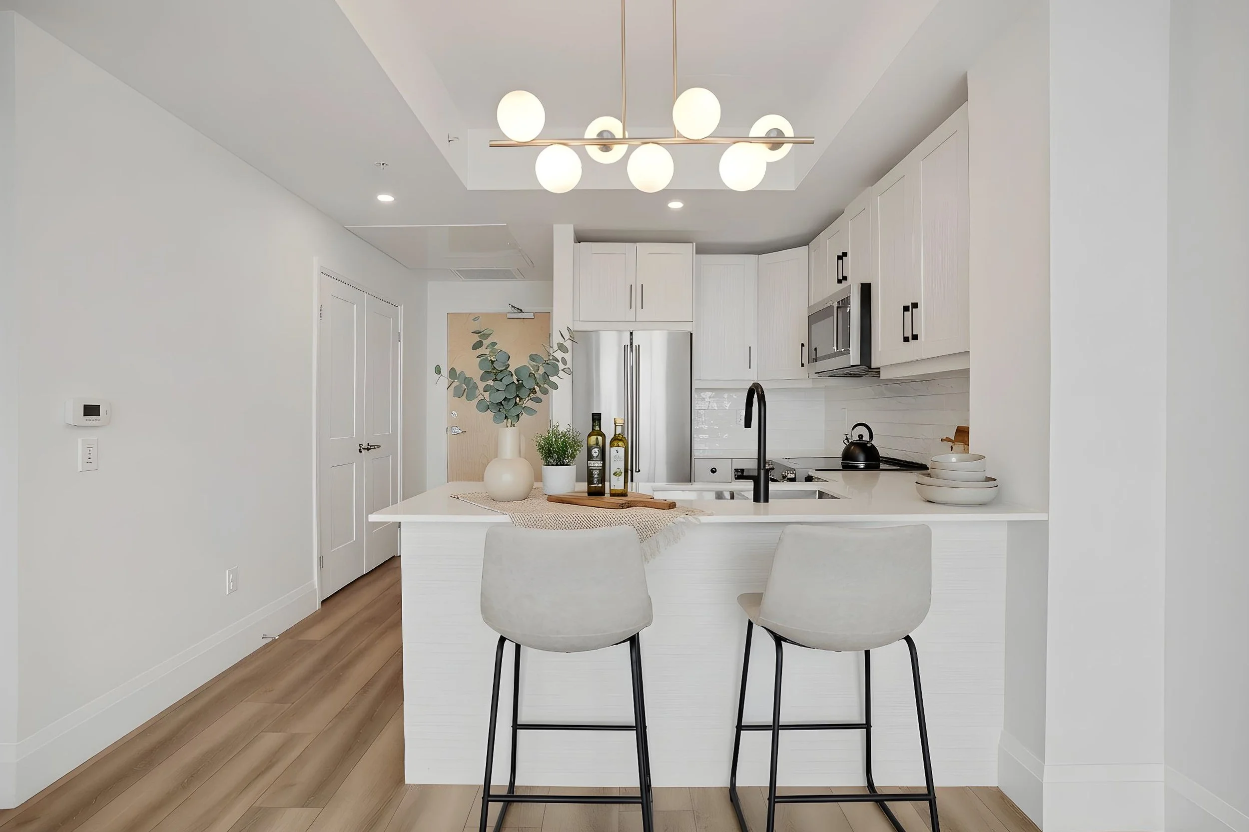 1904-60 Charles St. W