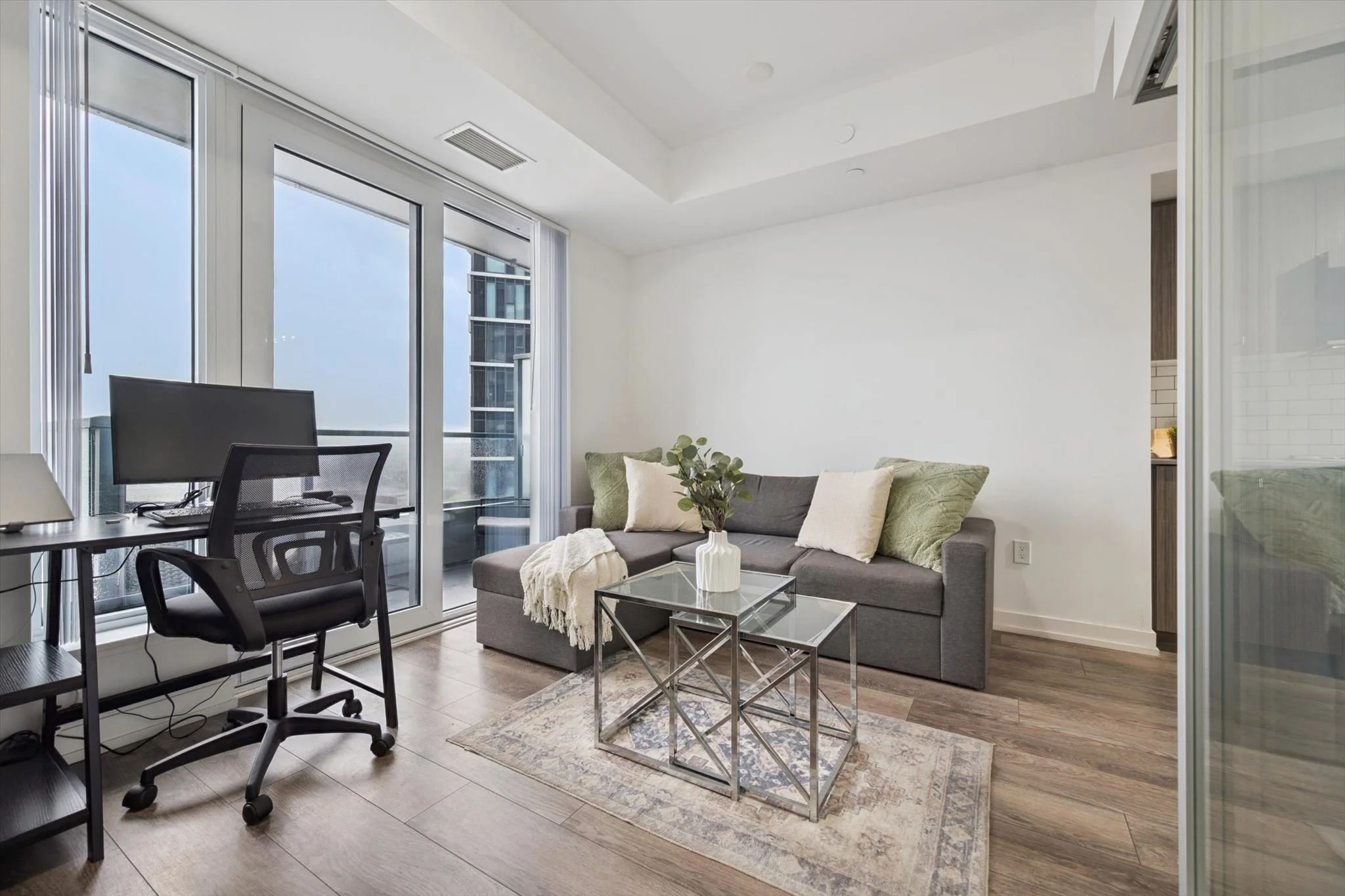 903-15 Wellington St. S.