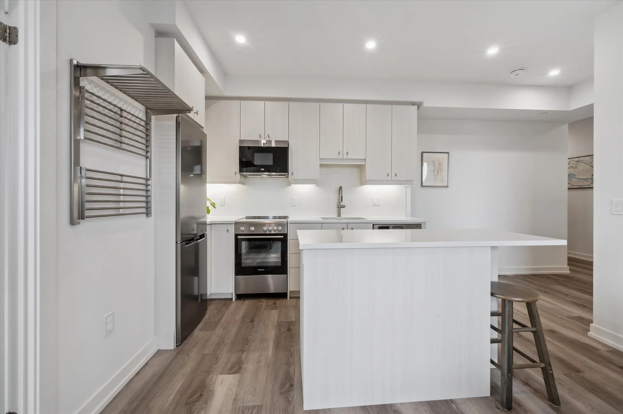 049-Wellington St S #909 005.jpg
