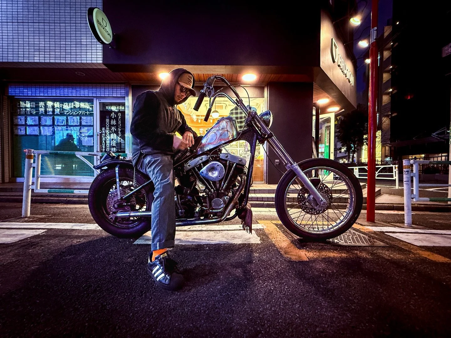 Something about custom motorcycles under Tokyo&rsquo;s night sky just stops us. 🏍️🌙

We spotted these while walking through the city and had to photograph them. The neon signs and deep shadows made the whole scene feel incredibly cinematic. 🎥

✨ S