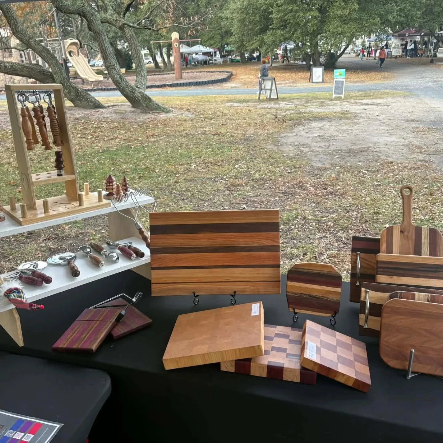Come out and catch us at East Beach Farmers Market! This is the last show of the season here!
.
#woodworker #wood #charcuterieboards #cuttingboards #farmersmarket
