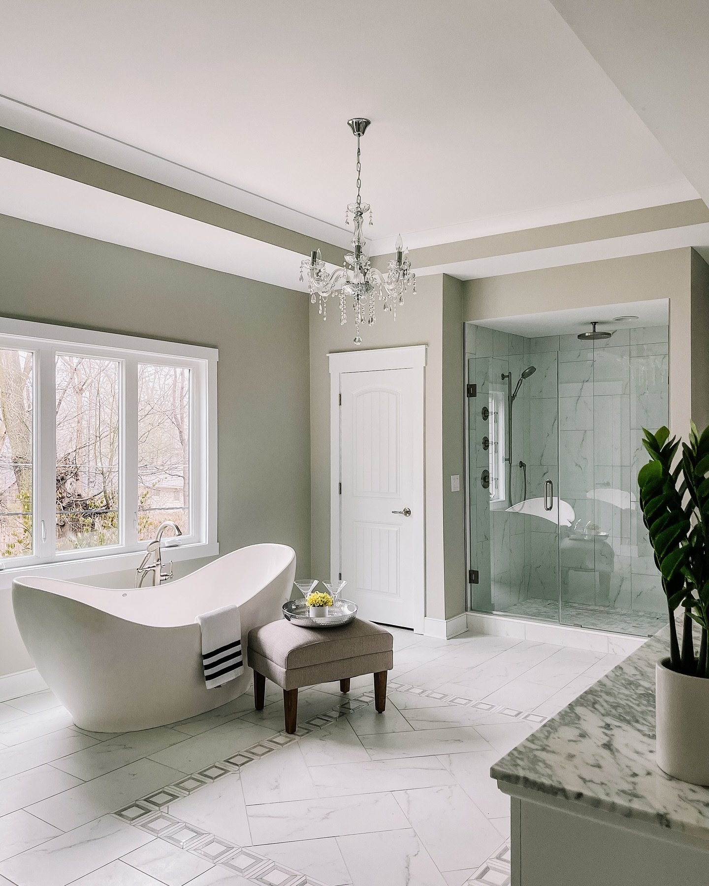 🛁 This owner&rsquo;s suite has it all - double vanities, double water closets, double walk-in closets&hellip;and double showers! I&rsquo;ve never seen anything quite like it. 😍

📍5675 Winthrop
📷 @indymediaco 

#IndianapolisRealEstate #IndyRealEst