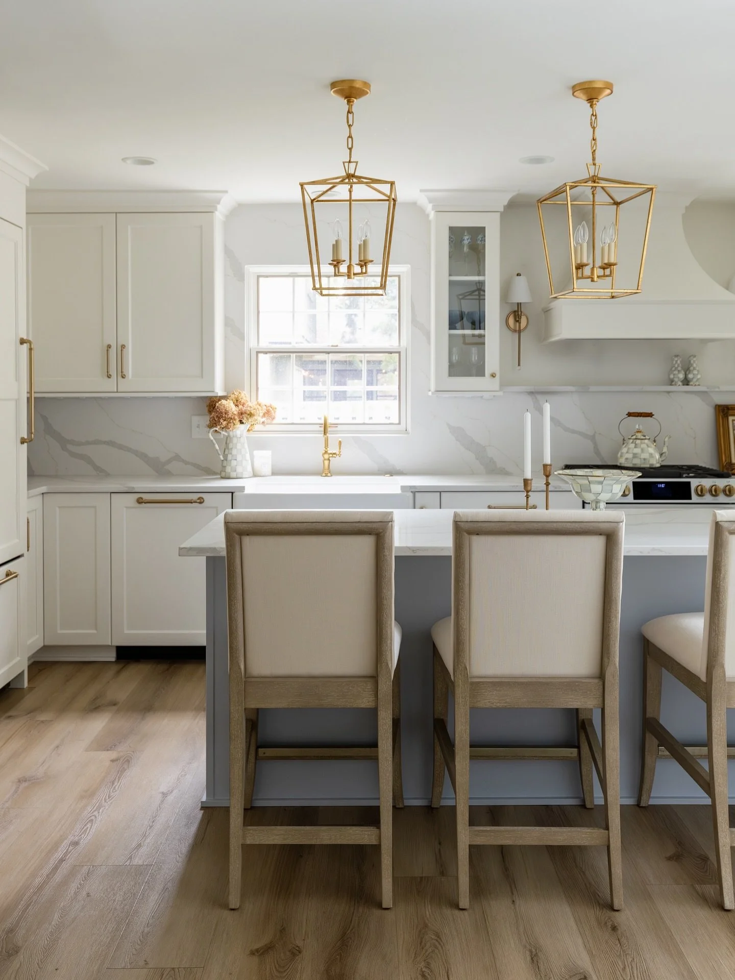 Just blogged this shoot while it&rsquo;s fresh on my mind - check it out for some of my favorite shots we captured for @maeddesignsco ✨

Design @maeddesignsco 
Photo @indymediaco 
Stone @indy_custom_stone 
Cabinetry @indianakitchencompany 

#interior