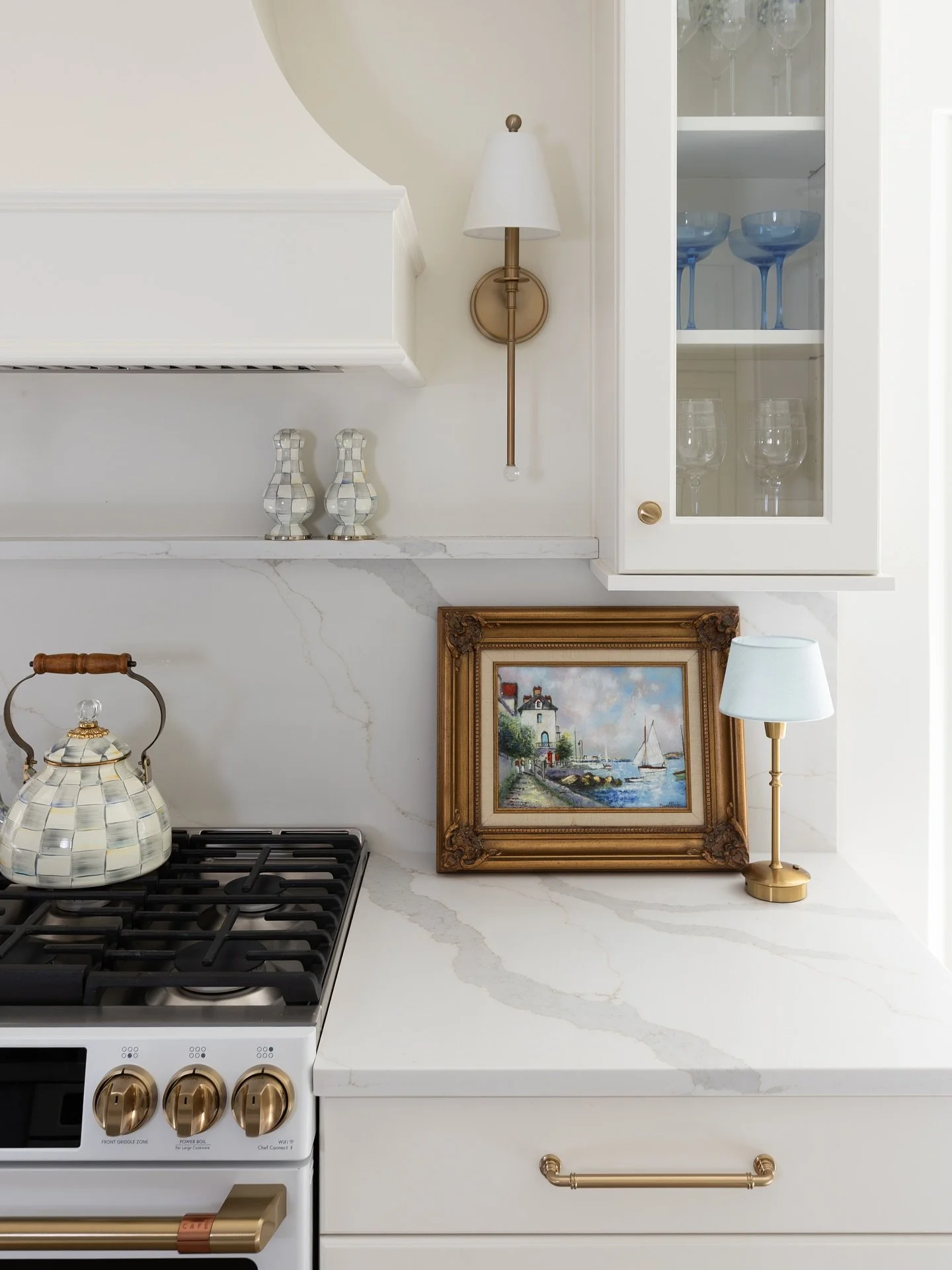 A few sneak peeks from my shoot with @maeddesignsco ✨ We had the best morning styling these gorgeous rooms and even snuck Millie in for a photo at the end 🥰 @elysehaverstock 

Design @maeddesignsco 
Photo @indymediaco 
Stone @indy_custom_stone 
Cabi