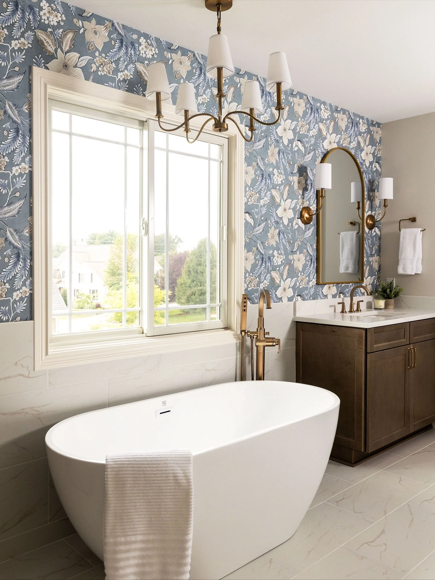 A bathroom that makes you want to stay a while ✨ 

Design: Jenn Gonzalez @everythinghomedesigns 
📸: @indymediaco 

.

.

.

.

#IndianaInteriorPhotography #IndianapolisPhotographer #IndyInteriorDesign #IndianaInteriors #InteriorPhotographyIndy #Bath