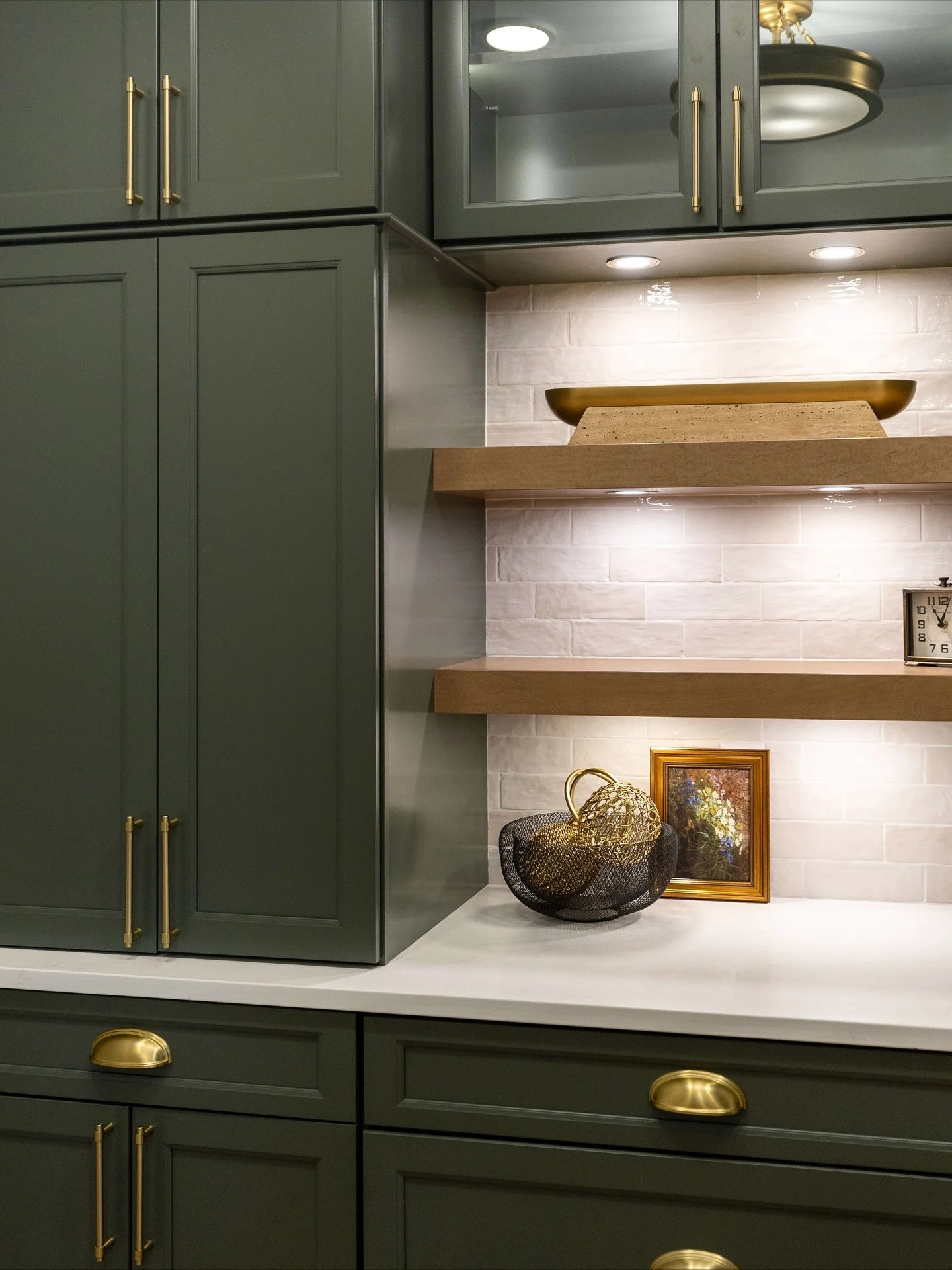 This stunning pantry was once an old laundry room 👀✨

🌿 By reimagining the space, @everythinghomedesigns created a functional yet beautiful extension of the kitchen. Deep green cabinetry, warm wood shelves, and brass details turn storage into a sta