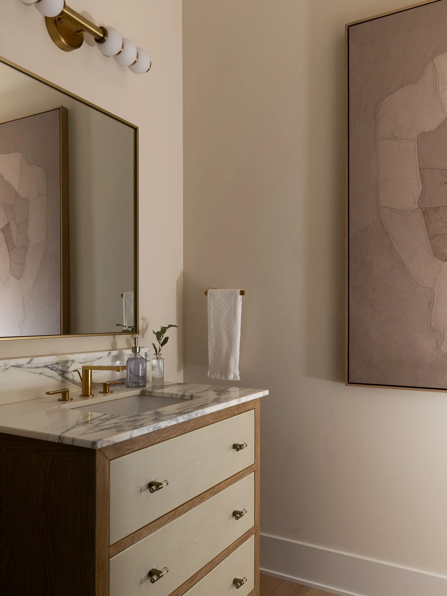 This powder bath caught the light just right ✨

Design: @everythinghomedesigns @sarahbhanje 
Builder: @oldtowndesigngroup 
Photo: @indymediaco 

#InteriorDesignPhotography #InteriorPhotographer #DesignPhotography #InteriorStyling #DesignDetails #Mode