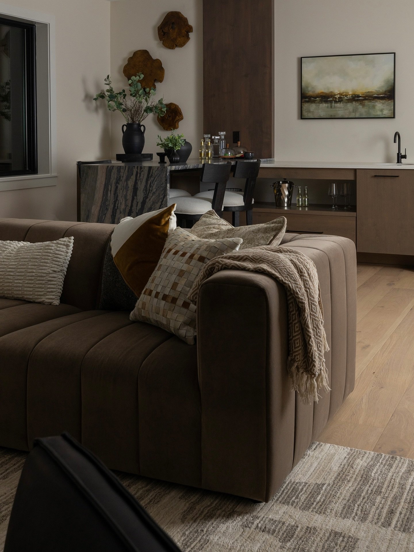 A moody basement retreat 🎥🍿

Design: @everythinghomedesigns @sarahbhanje 
Builder: @oldtowndesigngroup 
Photo: @indymediaco 

#InteriorDesignPhotography #IndianapolisPhotographer #ModernDesign #MoodyInteriors