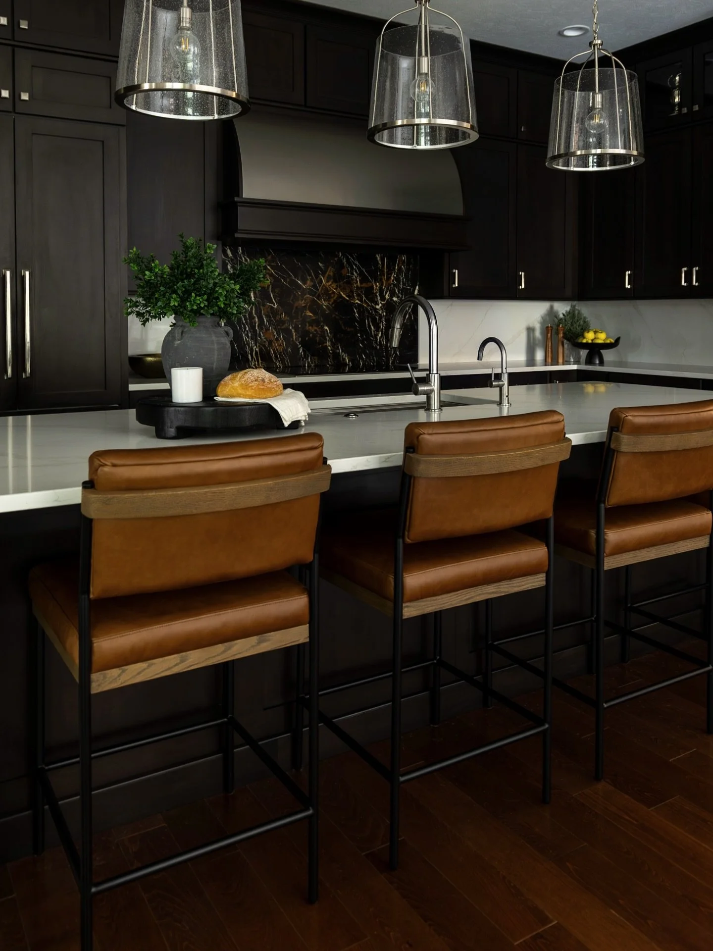 Dark cabinets adding the contrast in this kitchen from last week&rsquo;s shoot with Everything Home 🖤

Design @jennseibgonzalez4 @everythinghomedesigns 
Photo @indymediaco 

#interiorphotography #interiordesignphotography #indyinteriors #designphoto