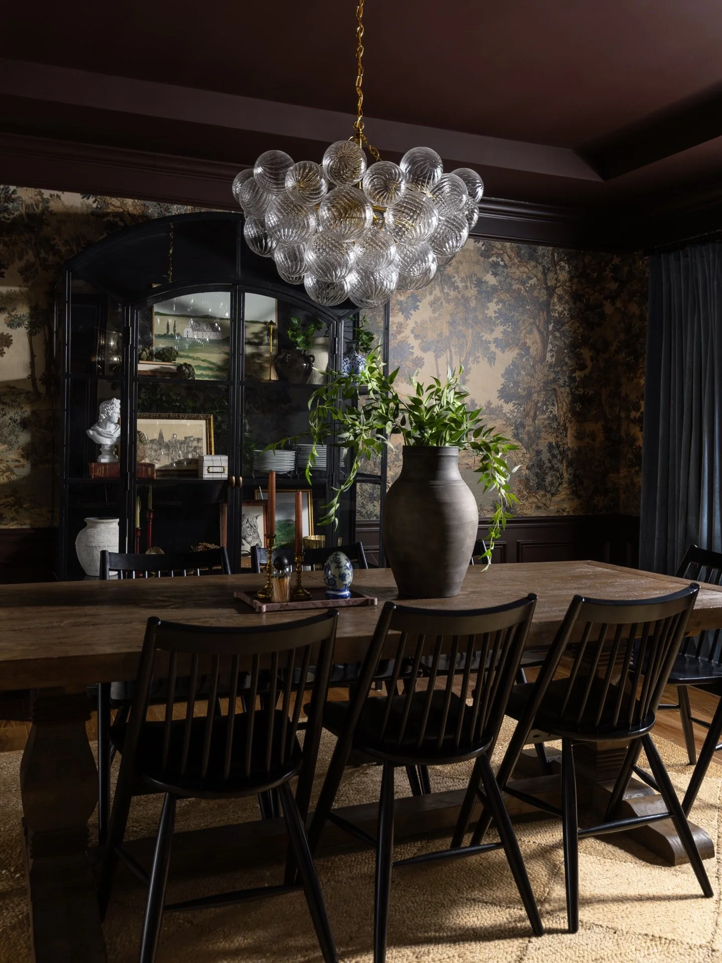 A space designed for slow dinners and good conversation. Loved photographing this one for @livdmartin 🫶🏻

#interiorphotographer #indydesigners #interiordesignphotographer #midwestinteriors #indianaphotographer