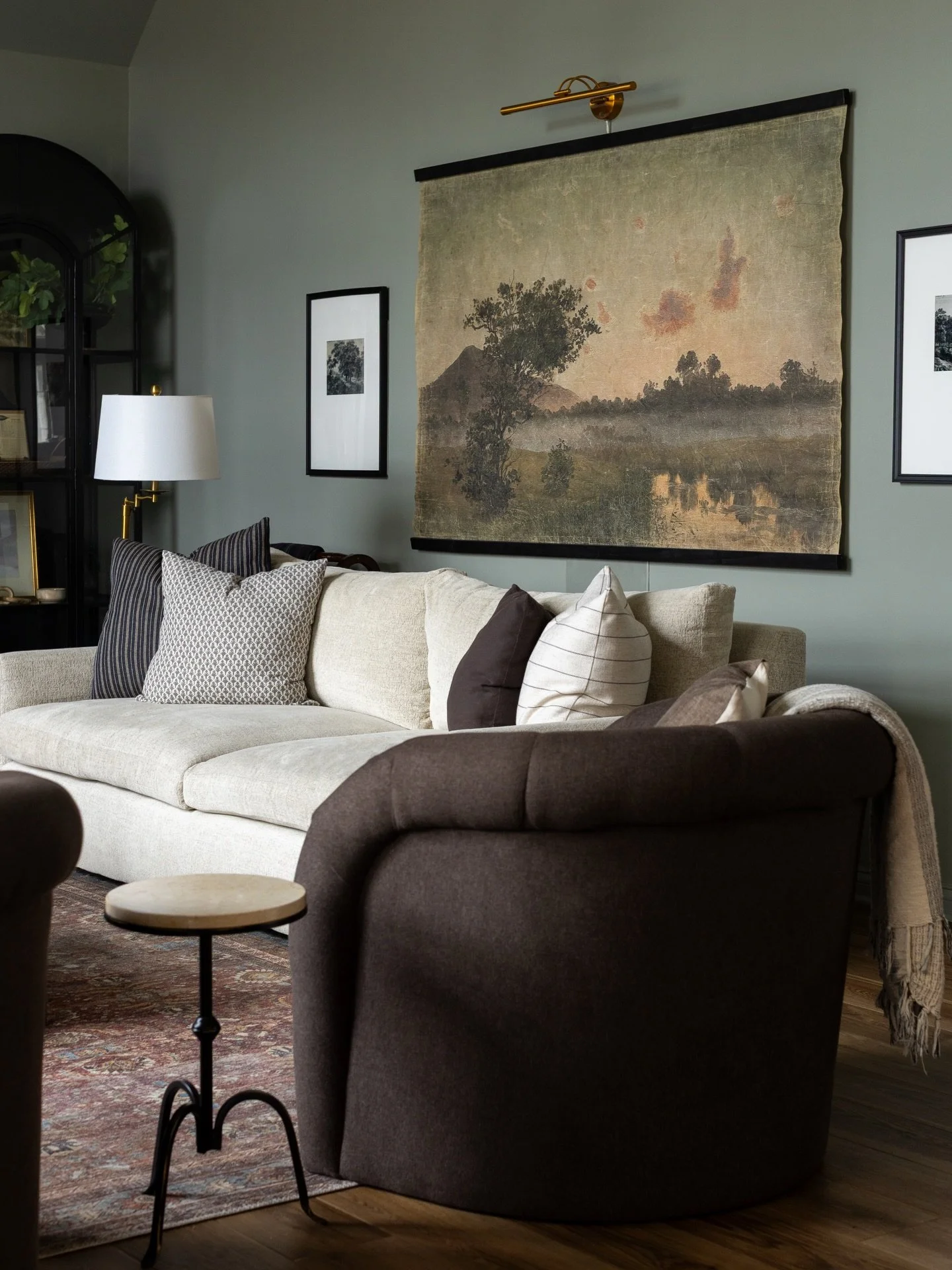 Sit down, stay awhile ✨

Design @livdmartin 
Photo @indymediaco 

#interiordesignphotography #cozyinteriors #indianaphotographer #indyinteriors #interiorphotography