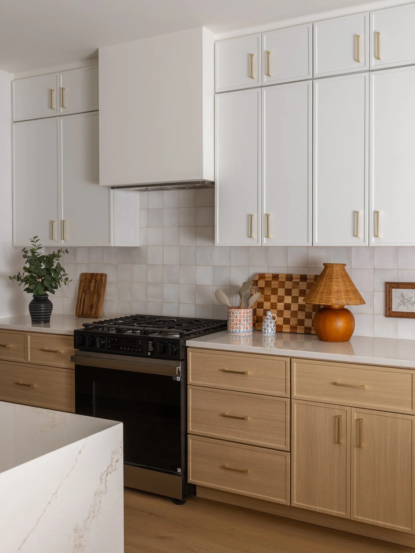 Light coastal vibes in this Bates-Hendricks kitchen ☀️ @goodhostco 

#indyairbnb #indyinteriordesigner #indydesignphotographer