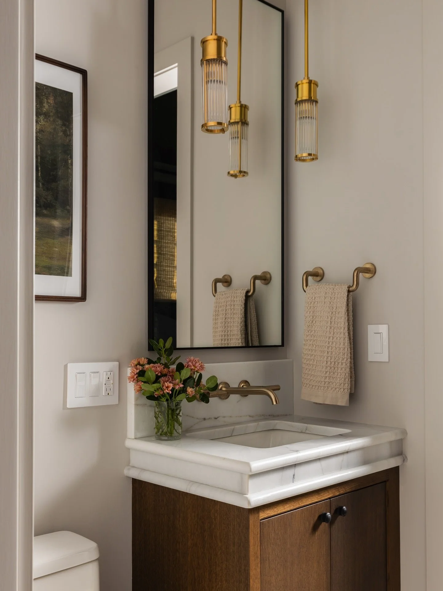 ✨ A few frames from the carriage house powder bath by @custom__living 

ID: @shelbyblackinteriors 
AD: @allisoncopelandesigns 

#indyinteriorphotographer #indyphotographer #interiordesignphotography #indyinteriordesigner #midwestphotographer