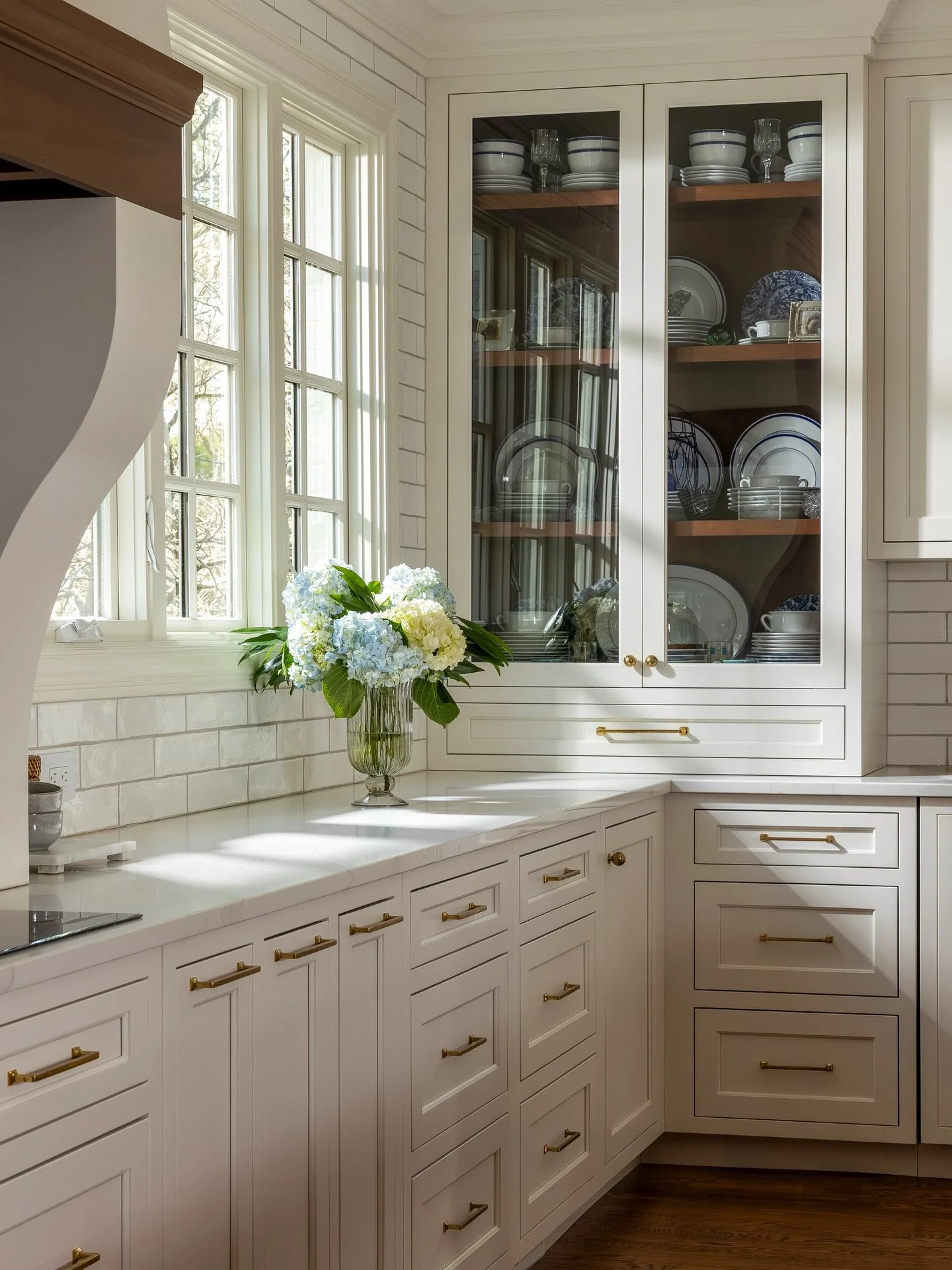 A peek at my latest shoot for @custom__living ☀️ We brought the sun to the beautifully remodeled kitchen, swipe for my favorite design feature 💕

ID: @shelbyblackinteriors 
Client: @custom__living 
Photo: @indymediaco 

#indyinteriordesigner #indyph