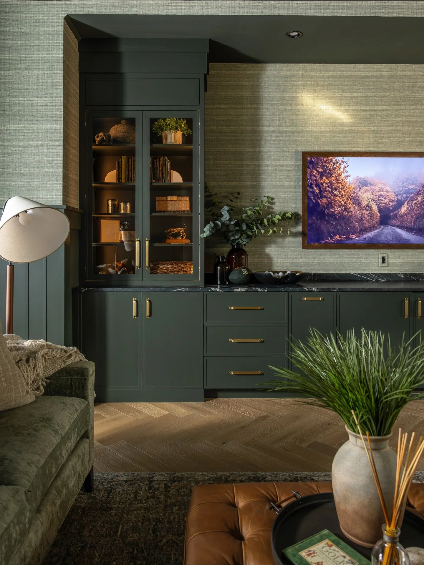 A carriage house addition featuring a moody office and a secret hidden bathroom - can you spot the door?

This was a tough one to shoot but I think we nailed it! ☀️

GC @custom__living 
ID @shelbyblackinteriors 
AD @allisoncopelandesigns 

#indyinter