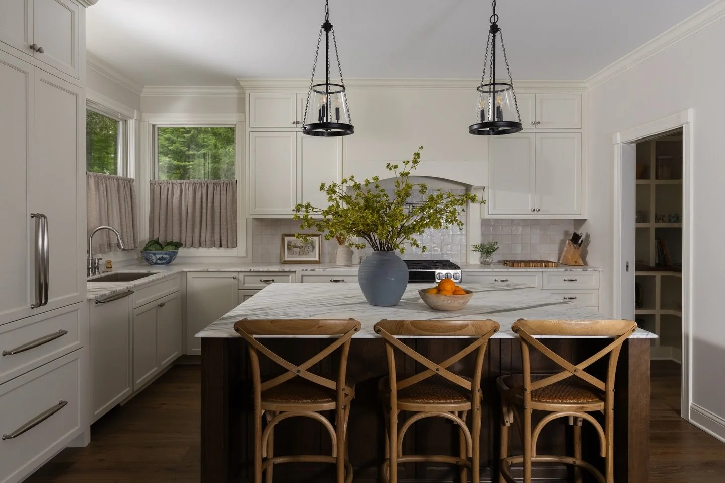 A warm, textured kitchen renovation ☀️

Design: Abigail Huey @desbbeyinteriors 
Photo: @indymediaco 

#indyinteriordesigner #interiorphotography #indyinteriorphotographer #midwestinteriordesign #indyphotographer