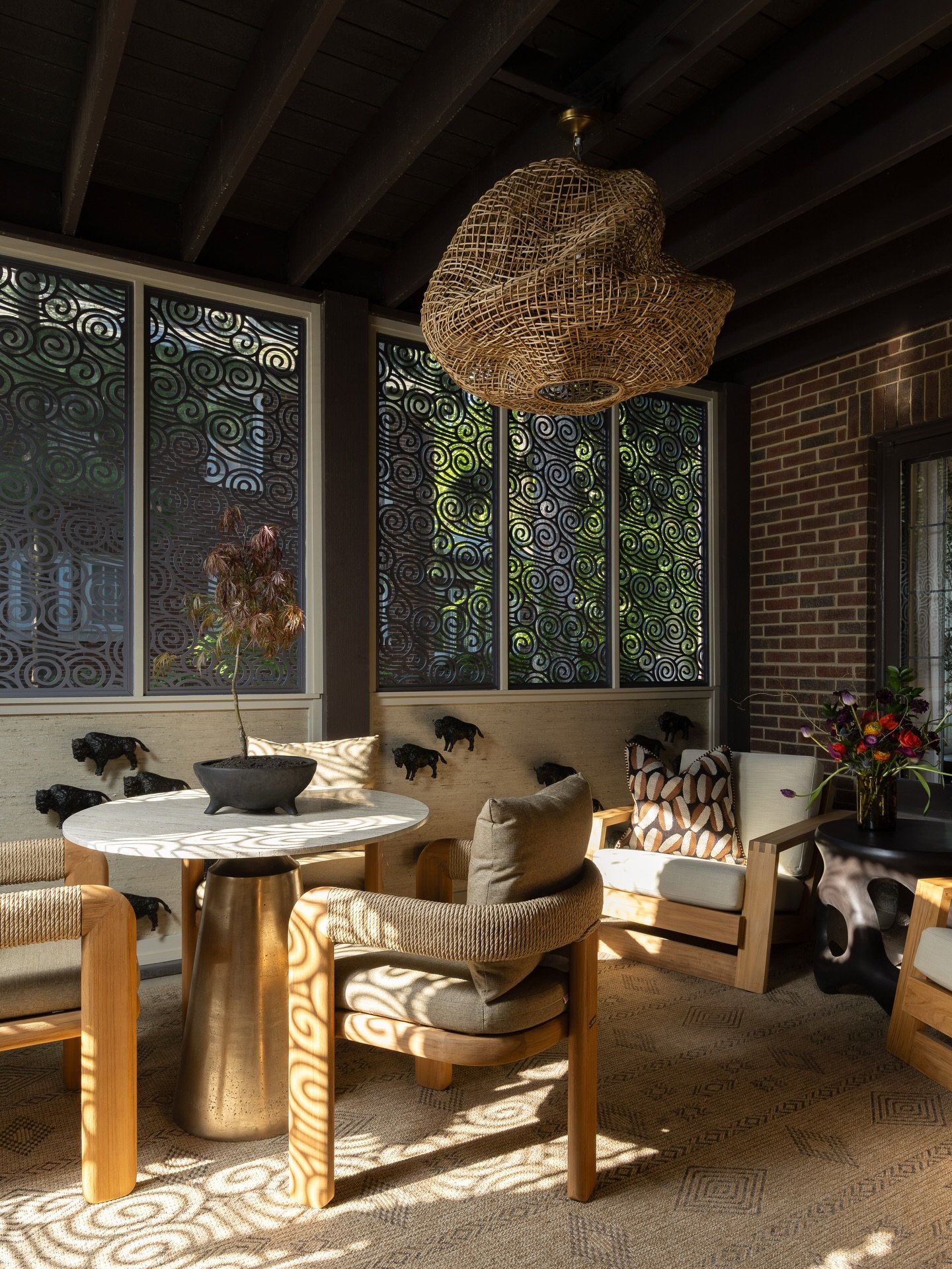 2026 @showhouseindy &ldquo;A Breath of Fresh Air&rdquo; Family Room Screened Porch

Designer: Joel Contreras @julieobriendesigngroup 
Florals: @cellarcreationsbydemarise 
Photo: @indymediaco 

#showhouseindy #stmargaretshospitalguild #eskenazihealth 