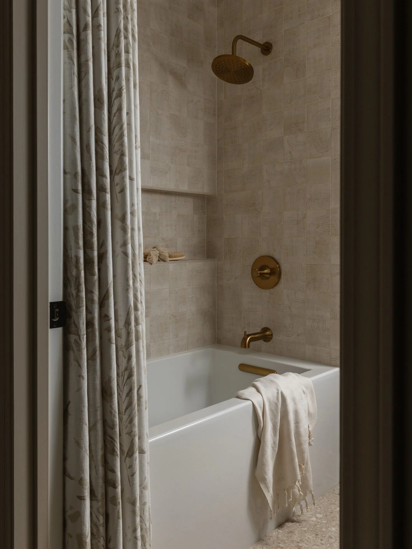 A peaceful oasis for guests 🛁

Design @eleven18design 
Photo @indymediaco 

#greenwoodinteriordesign #indyinteriordesigner #indianainteriorphotographer #interiordesignphotography #indianaphotographer