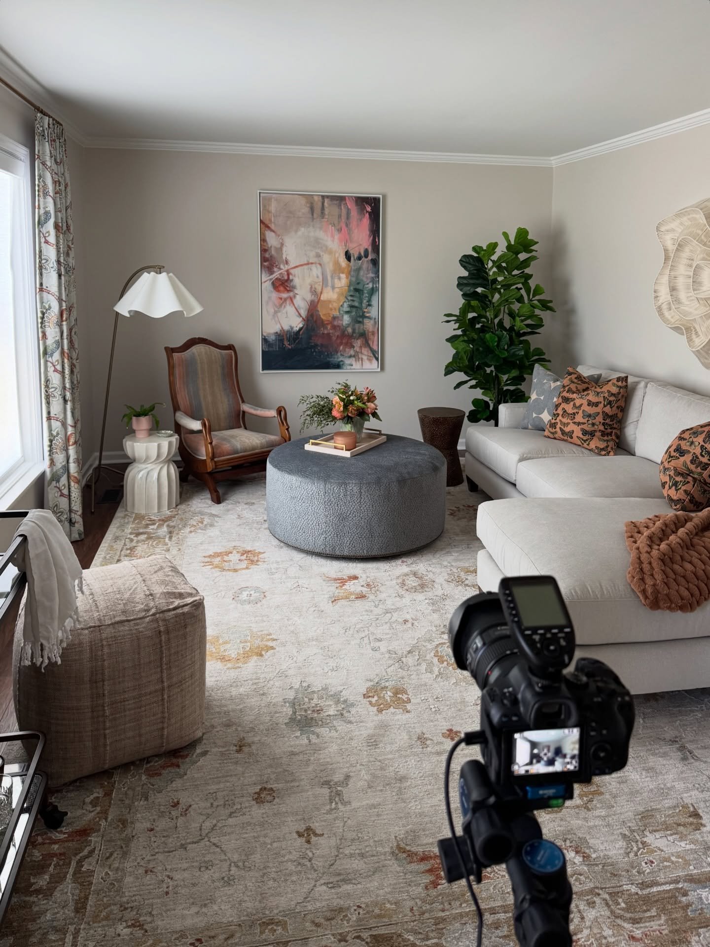 Behind the scenes with @eleven18design 🐾

Designer, floral artist and cat wrangler - whatever it takes to get the shot 📸

#indyinteriordesign #indyphotographer #interiordesignphotography #interiorphotography #chicagointeriorphotographer