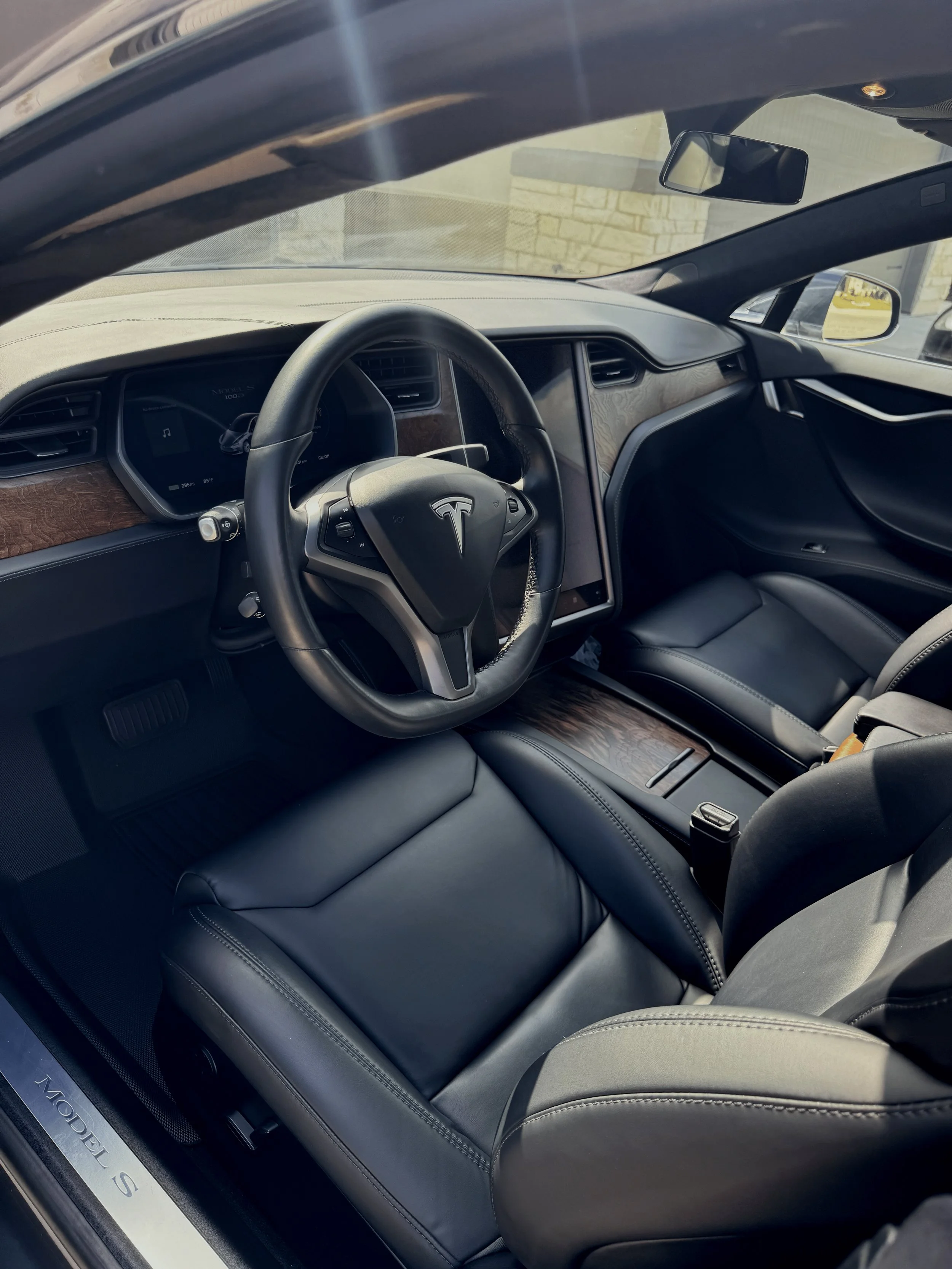 Interior Tesla 1.jpg