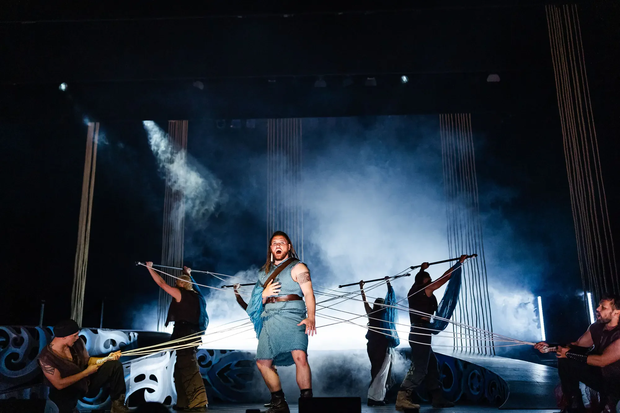 Whakapaupakihi on stage