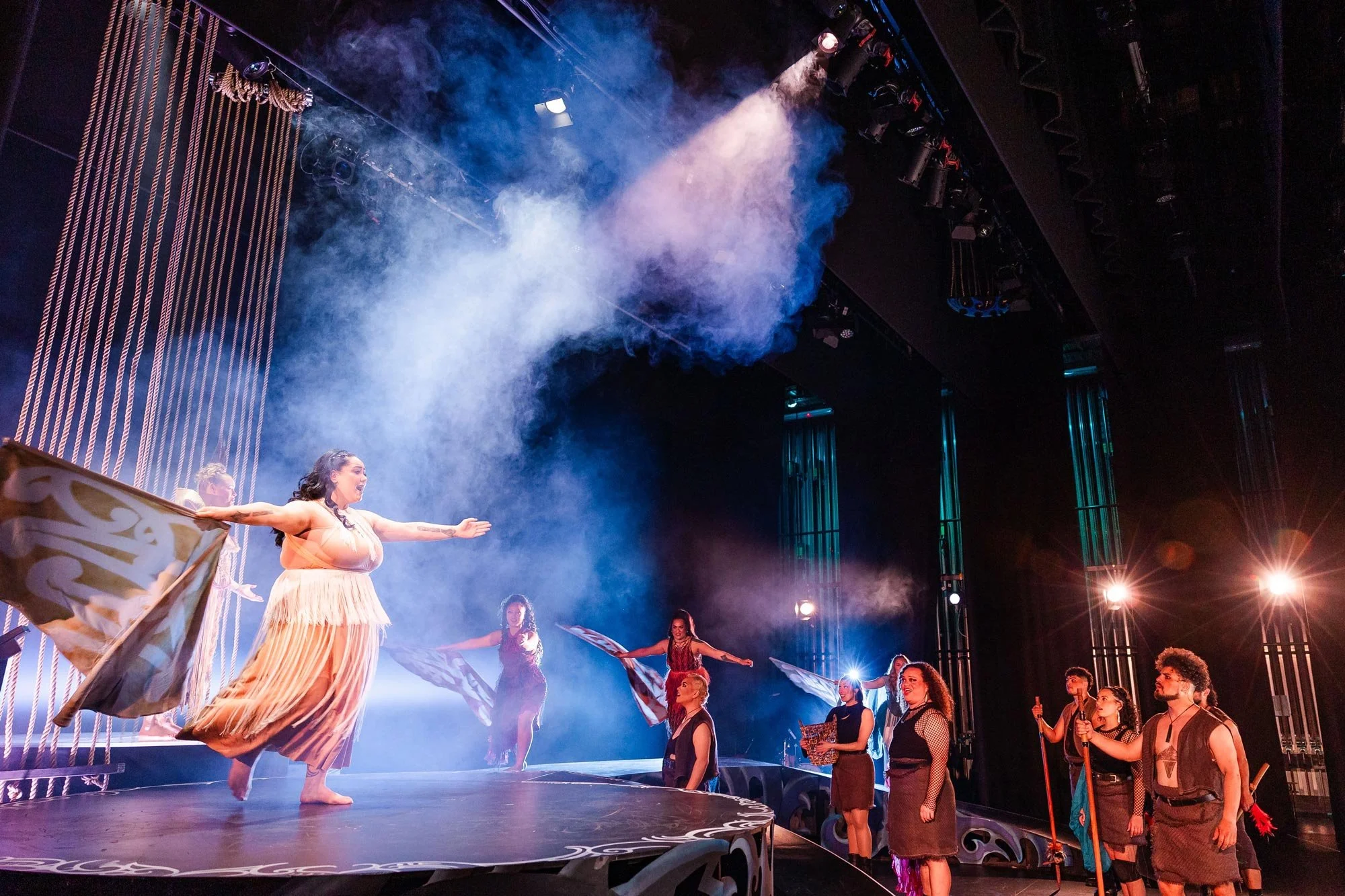 Whakapaupakihi on stage