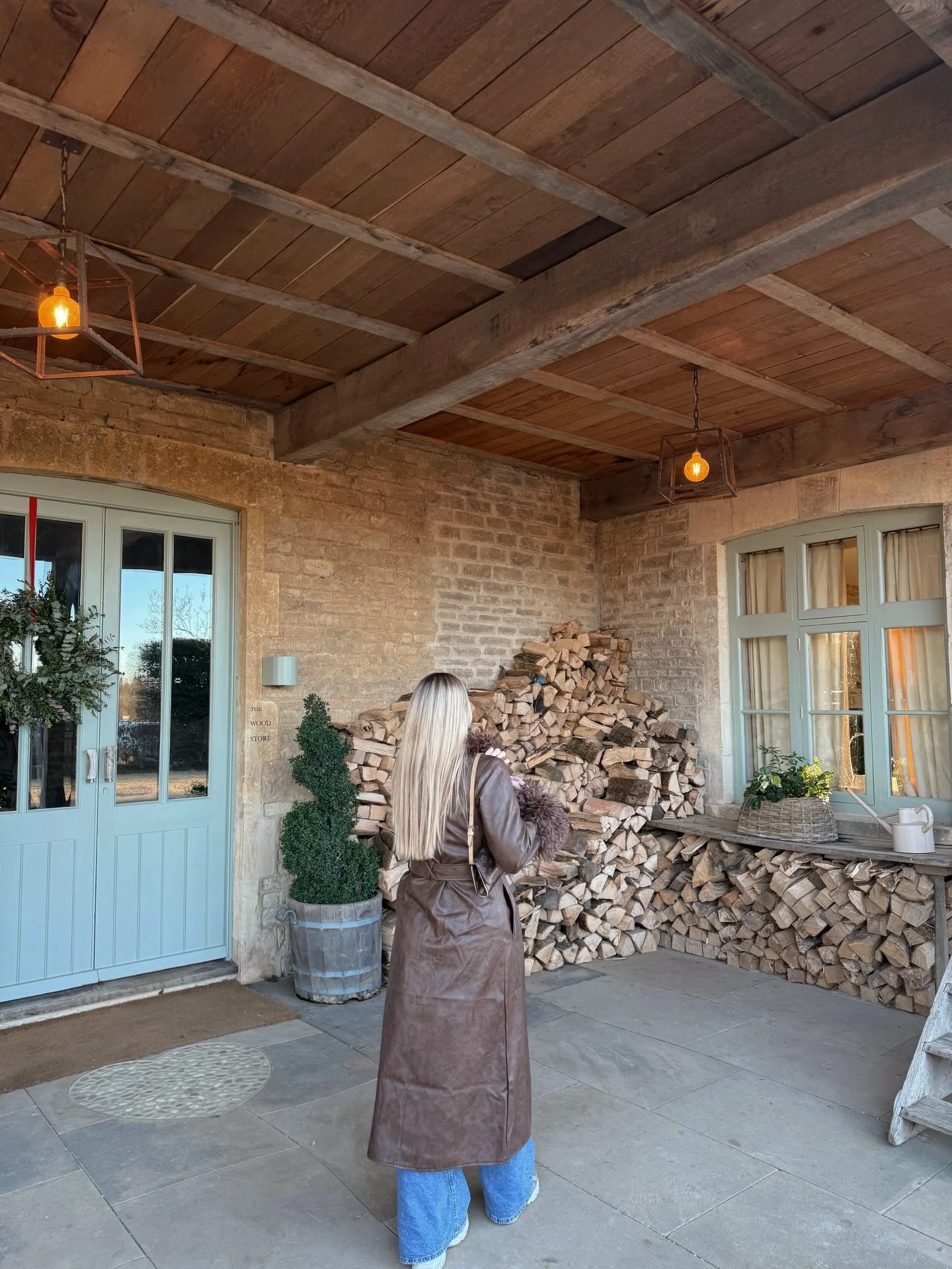 Back from a gorgeous few days in the Cotswolds over New Year 🍂🤎🪵

We were lucky with the most stunning weather, and everywhere you looked was just beautiful. 

We explored Bourton-on-the-Water, Stow-on-the-Wold, and Daylesford. Lots of walks, cosy