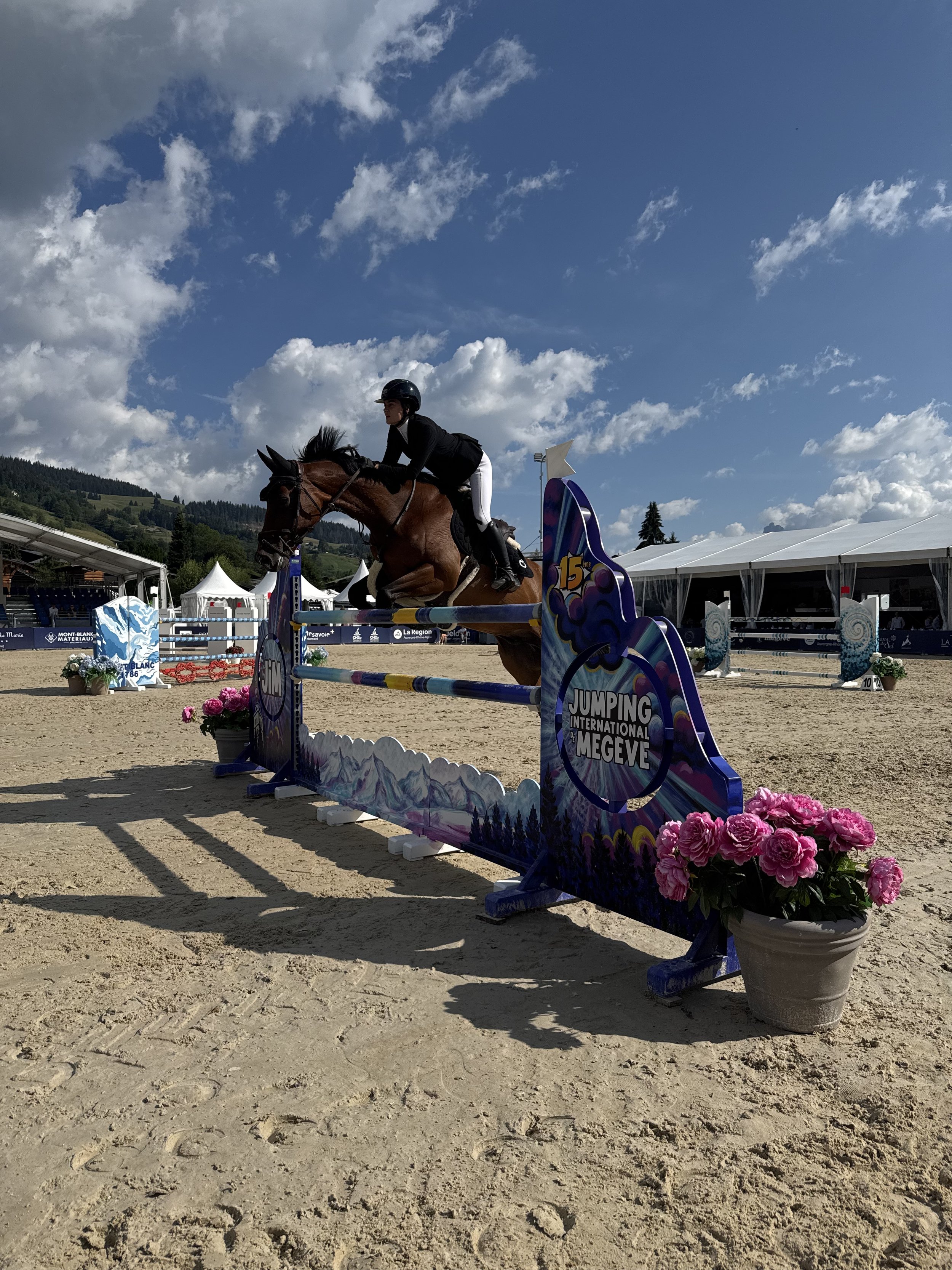 Vivre l'expérience exclusive du Jumping de Megève avec BARNES Mont-Blanc