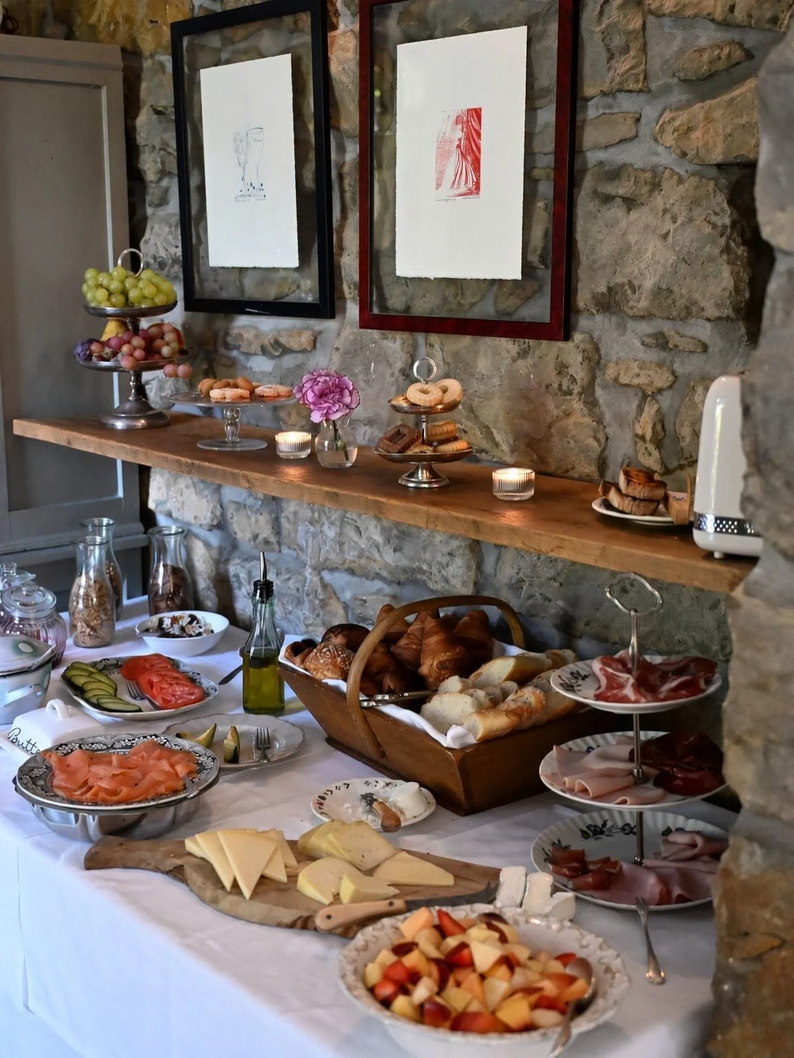 Buffet de petit-déjeuner garni sous des tableaux encadrés