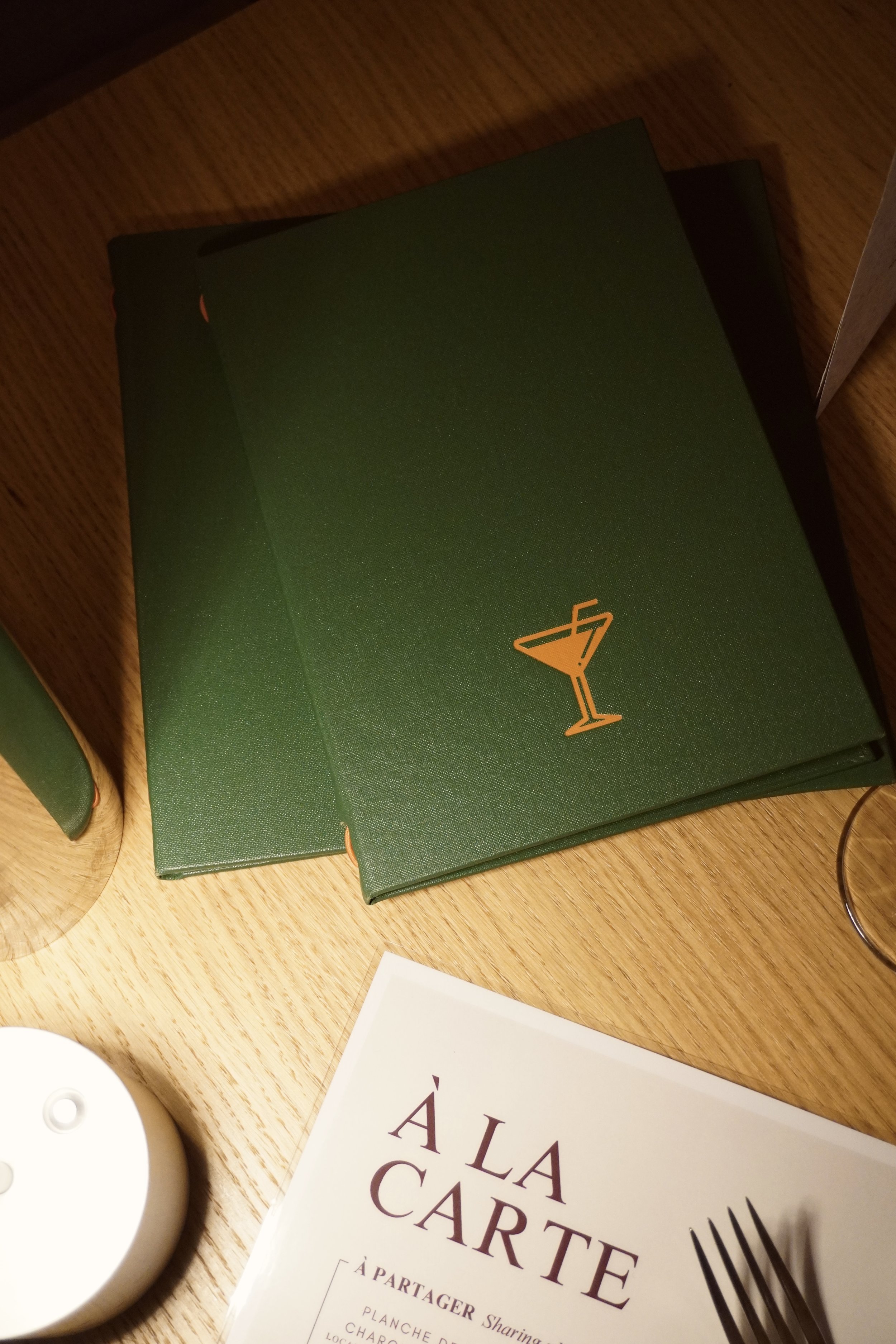 Femme assise à un bureau en train de filmer une vidéo avec un appareil photo numérique.