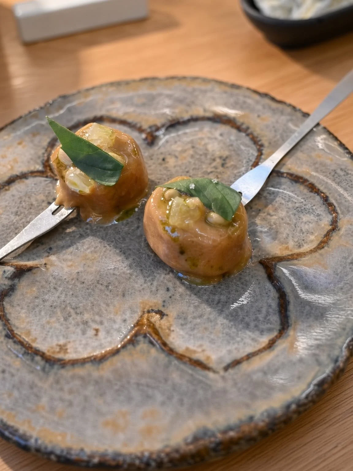 Bouchées délicates servies sur une assiette en céramique sculptée