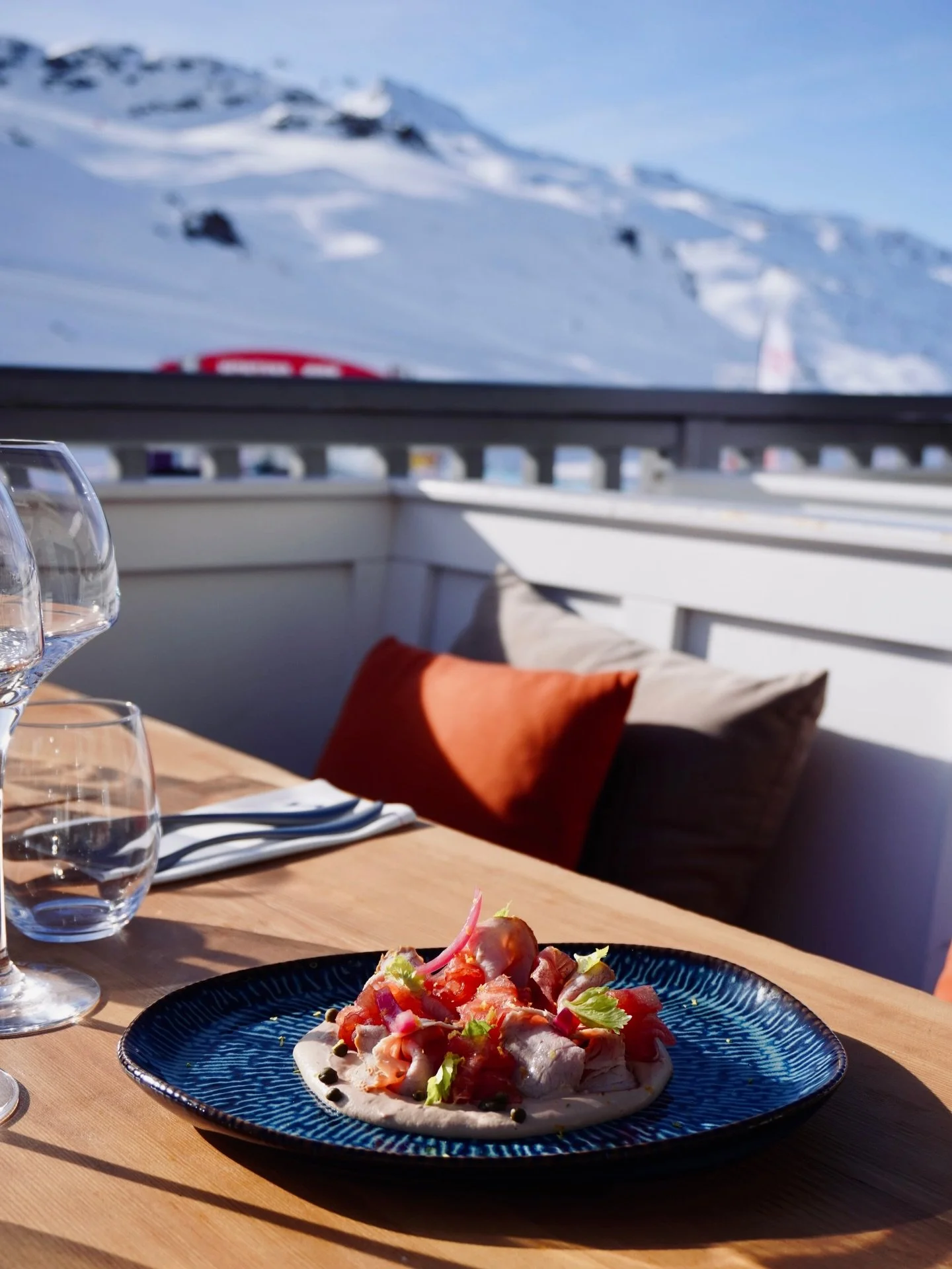 Le M Restaurant, plat dressé sur la terrasse face aux sommets