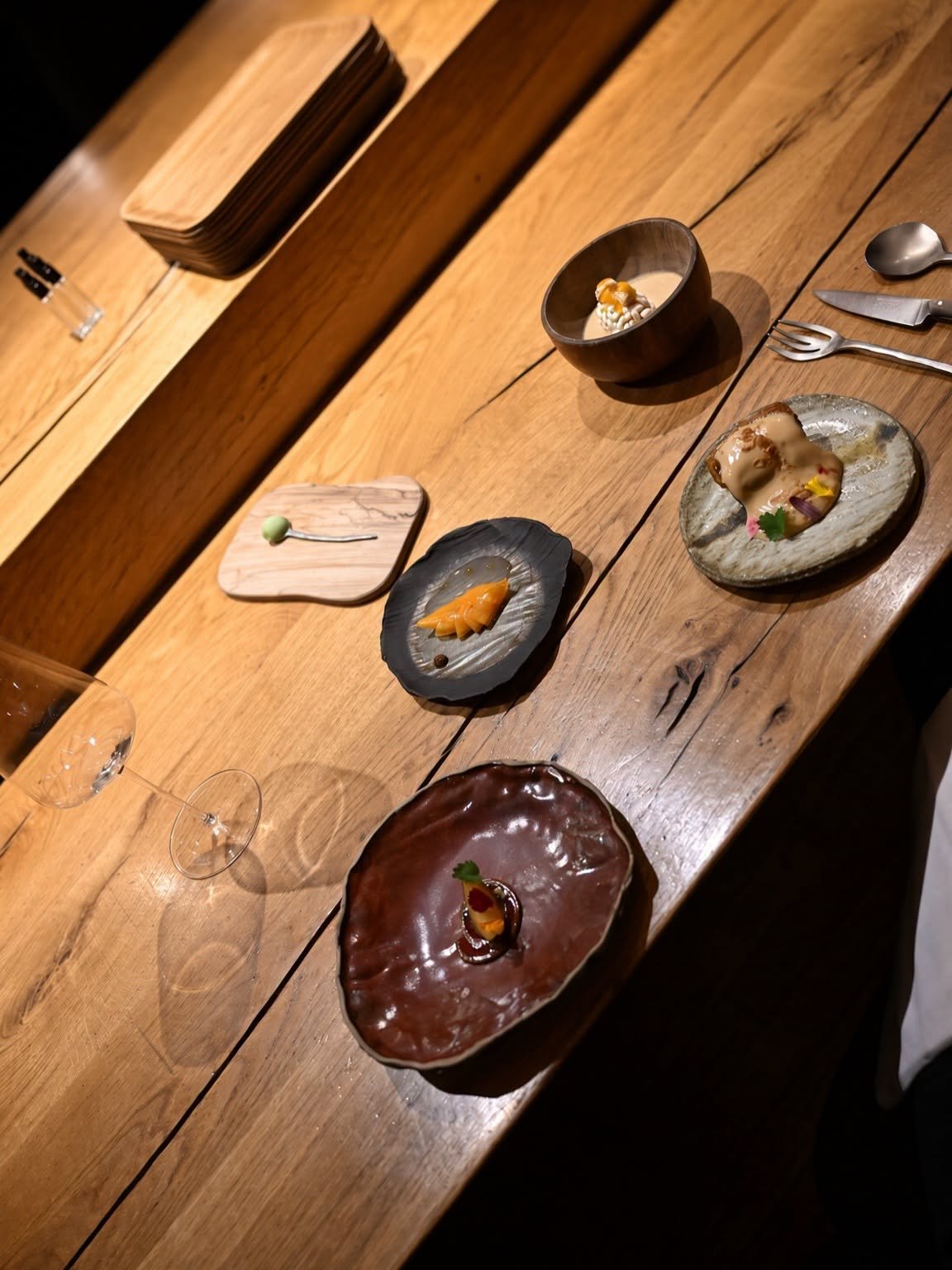 Vue plongeante sur le comptoir en bois et les dernières séquences du Grand voyage